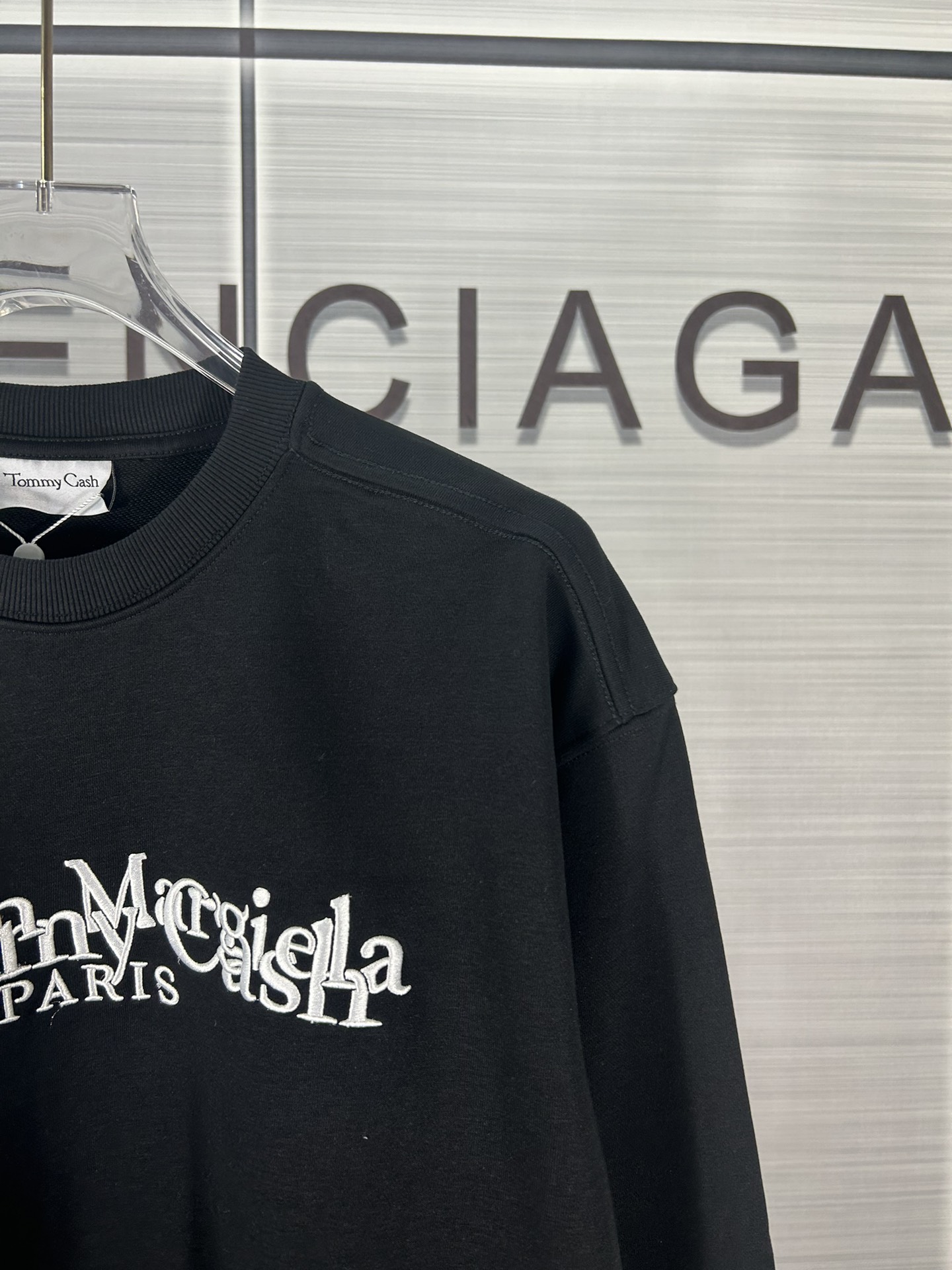 Maison Margiela 2024 Autumn Collection: Heavy-Duty Embroidered Coats in Black and White - 图片 4