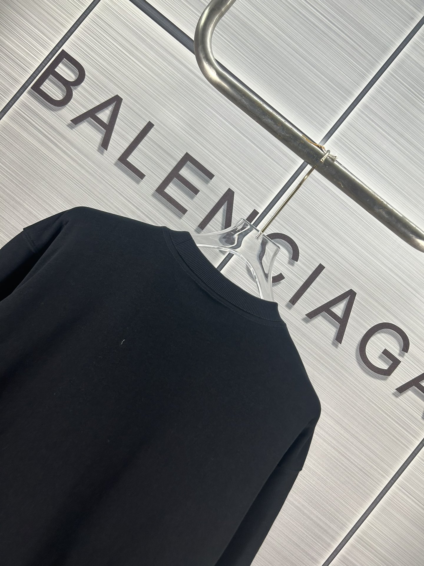 Maison Margiela 2024 Autumn Collection: Heavy-Duty Embroidered Coats in Black and White - 图片 9