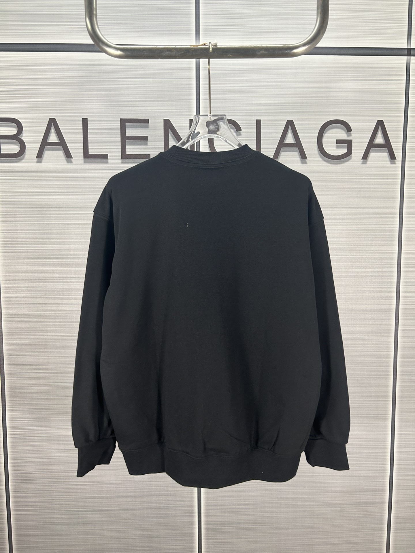 Maison Margiela 2024 Autumn Collection: Heavy-Duty Embroidered Coats in Black and White - 图片 2