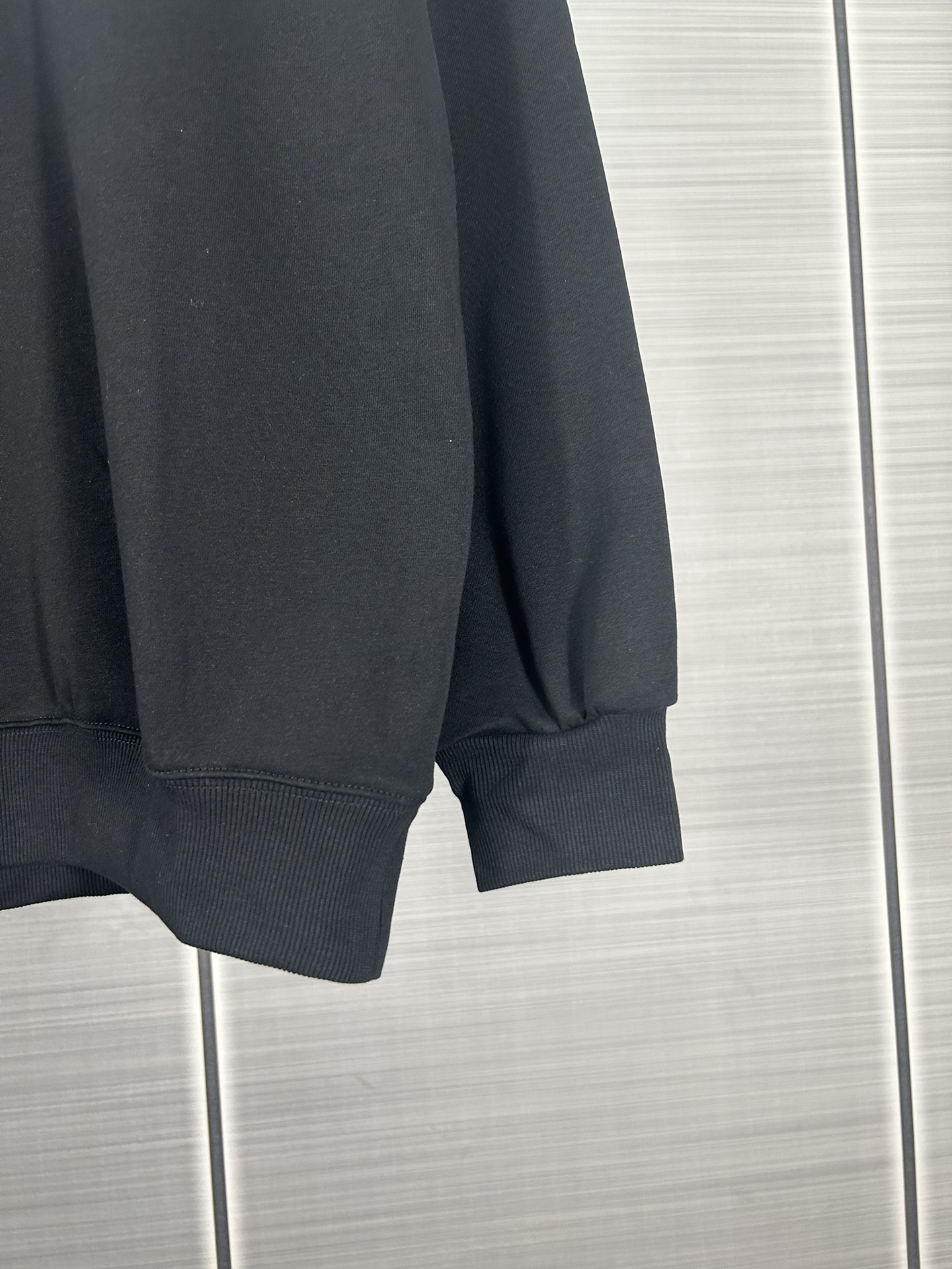 Maison Margiela 2024 Autumn Collection: Heavy-Duty Embroidered Coats in Black and White - 图片 5