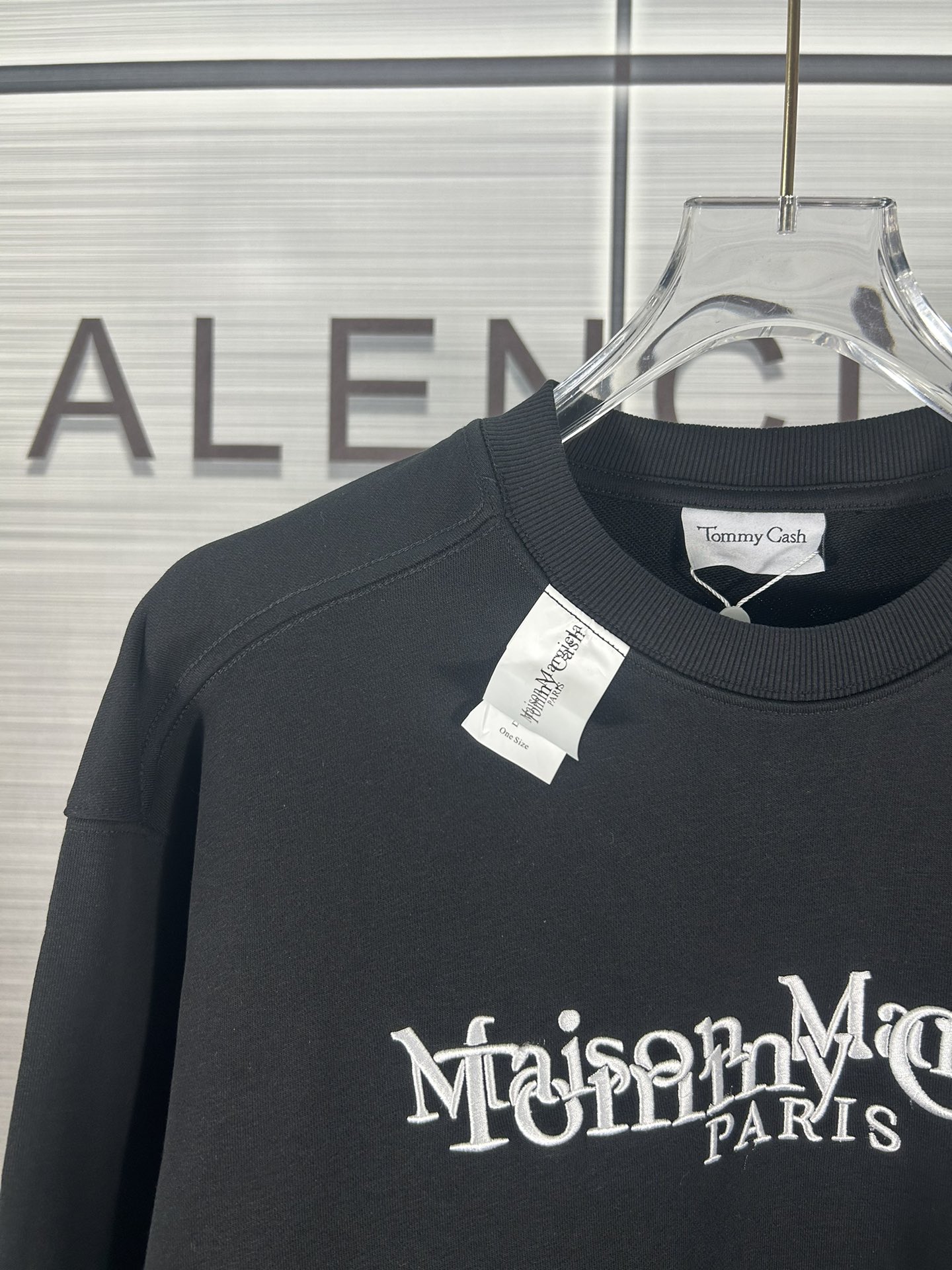 Maison Margiela 2024 Autumn Collection: Heavy-Duty Embroidered Coats in Black and White - 图片 8