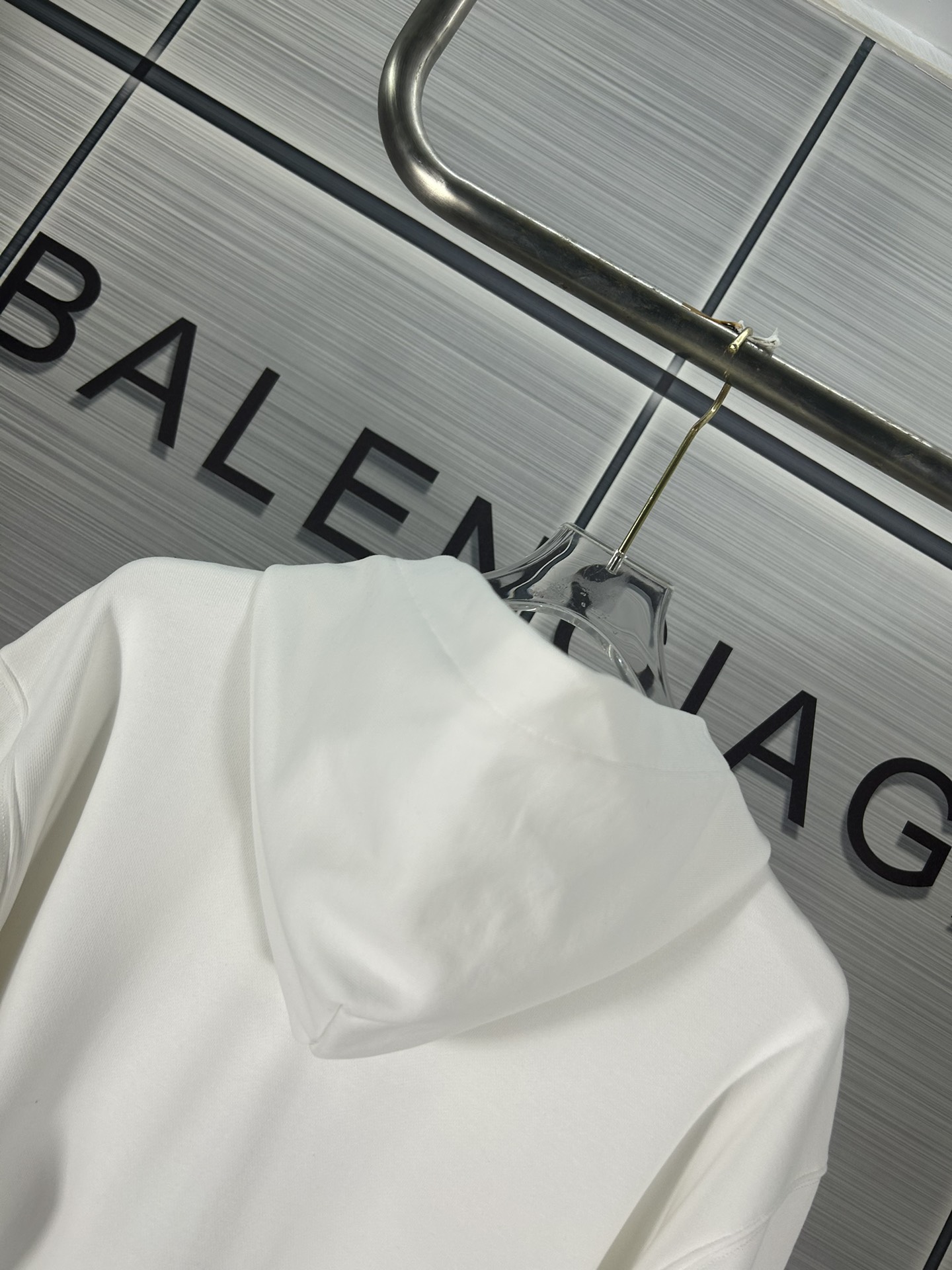 Maison Margiela 2024 Collection: Heavy Embroidered Coats and Hats in Black/White. - 图片 9