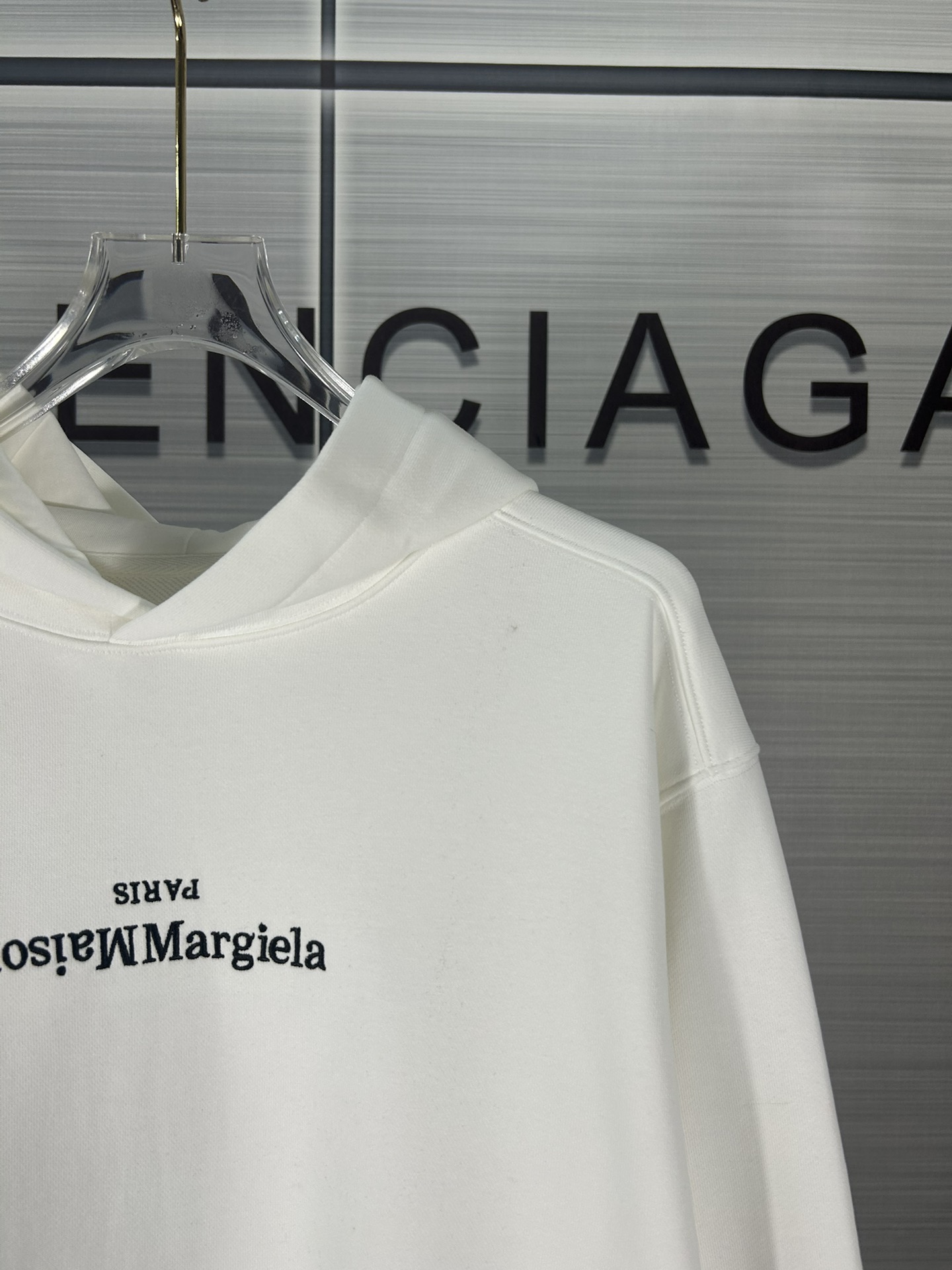 Maison Margiela 2024 Collection: Heavy Embroidered Coats and Hats in Black/White. - 图片 7