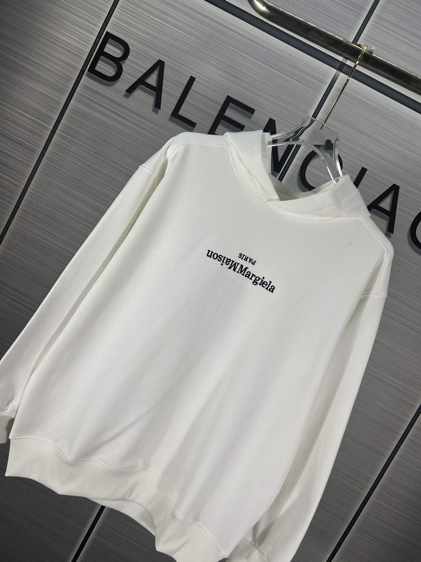 Maison Margiela 2024 Collection: Heavy Embroidered Coats and Hats in Black/White. - 图片 6