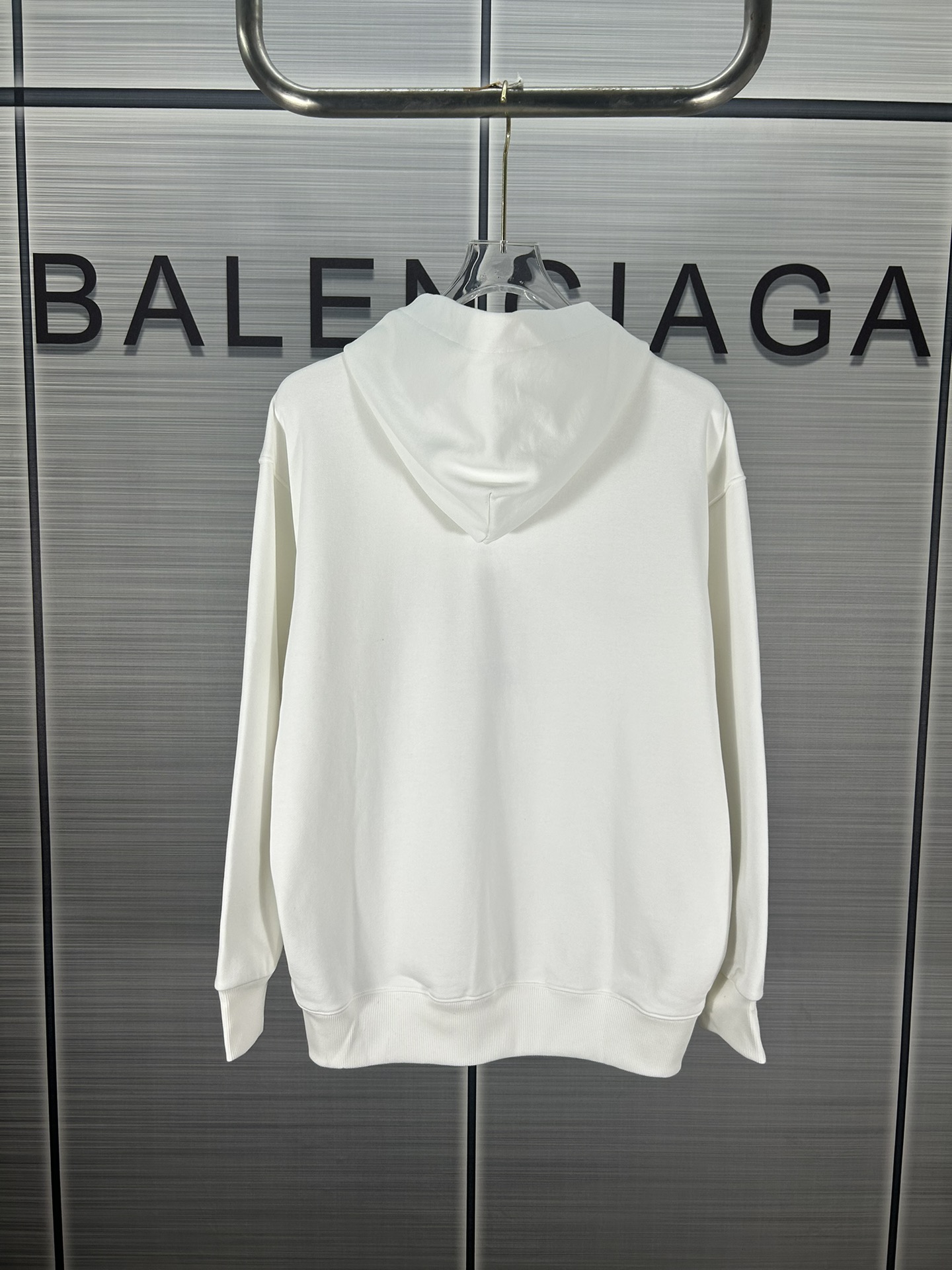 Maison Margiela 2024 Collection: Heavy Embroidered Coats and Hats in Black/White. - 图片 2