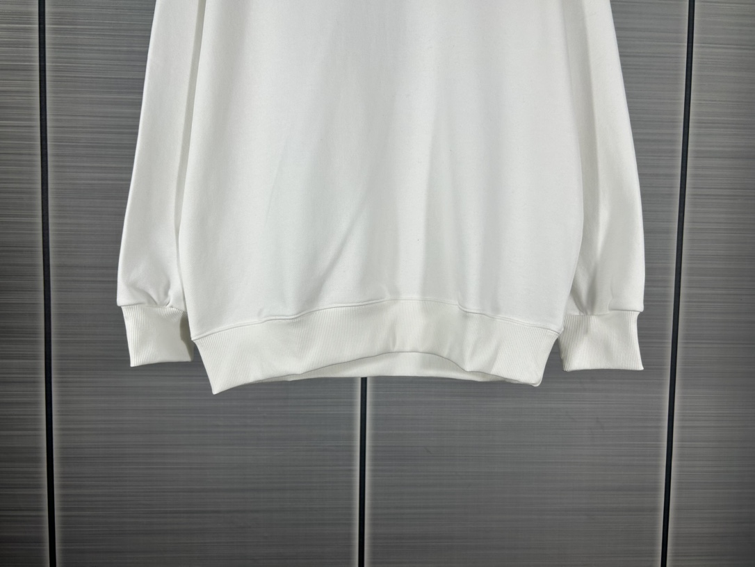 Maison Margiela 2024 Collection: Heavy Embroidered Coats and Hats in Black/White. - 图片 5