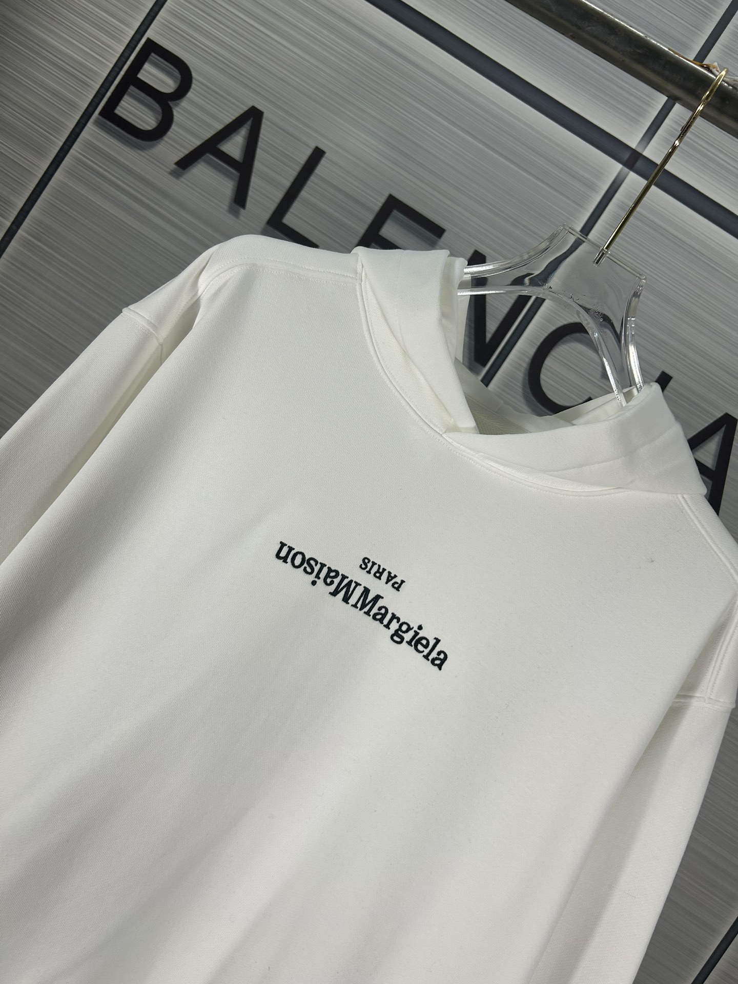 Maison Margiela 2024 Collection: Heavy Embroidered Coats and Hats in Black/White. - 图片 4