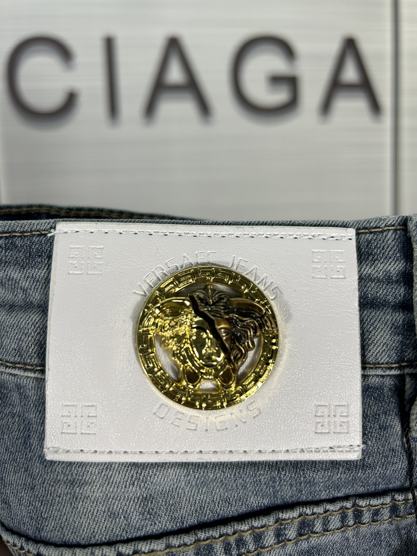High-Quality Versace Van Schell Embroidery Logo Microflex Jeans for Autumn 2024 - 图片 9