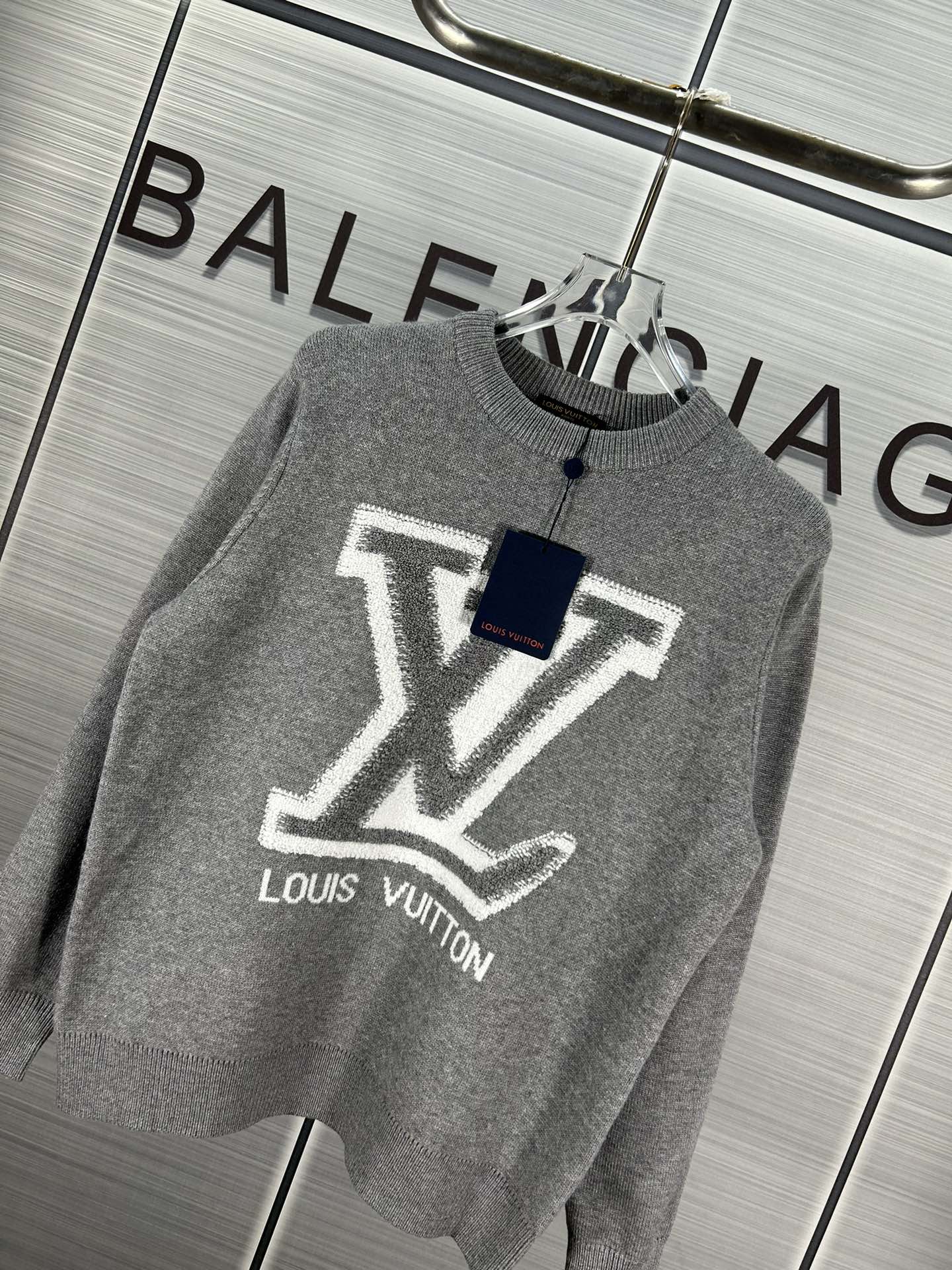 Louis Vuitton 2024 Fall/Winter Big Logo Sweater Collection: Quality and Detail-Oriented Design - 图片 3