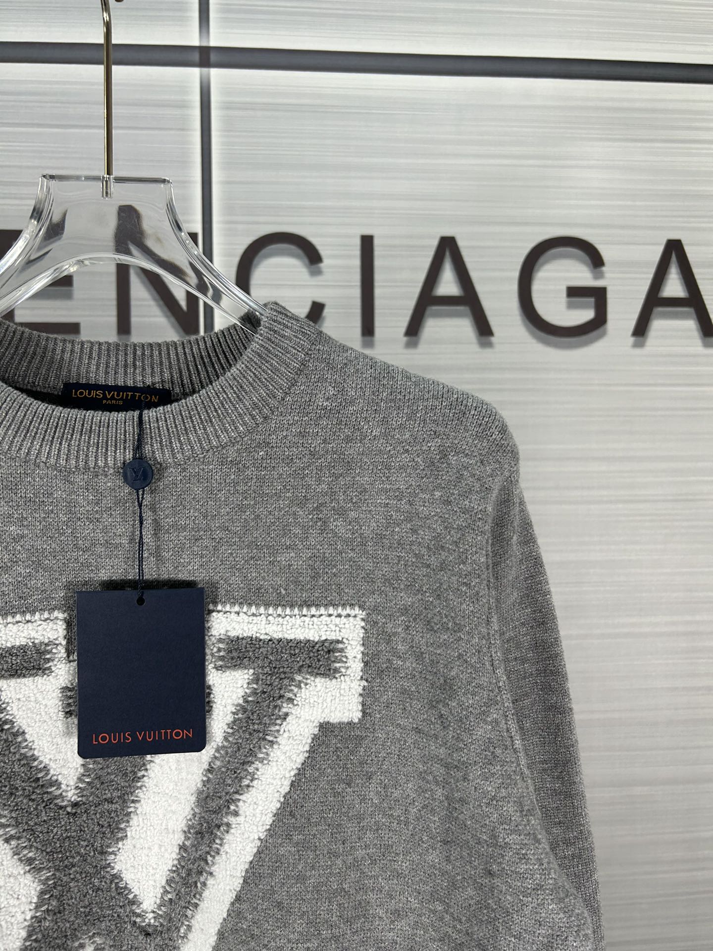 Louis Vuitton 2024 Fall/Winter Big Logo Sweater Collection: Quality and Detail-Oriented Design - 图片 4