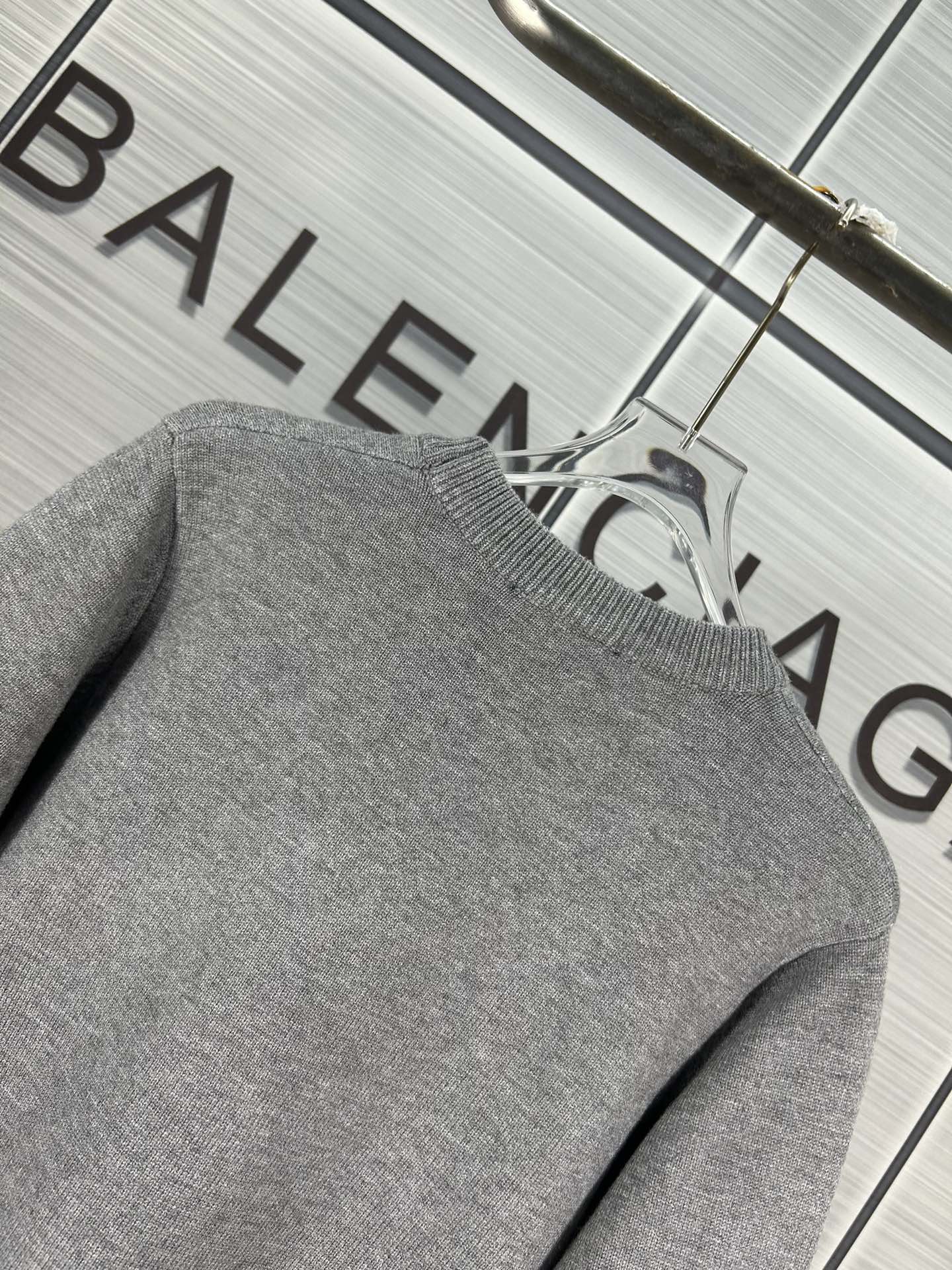 Louis Vuitton 2024 Fall/Winter Big Logo Sweater Collection: Quality and Detail-Oriented Design - 图片 9