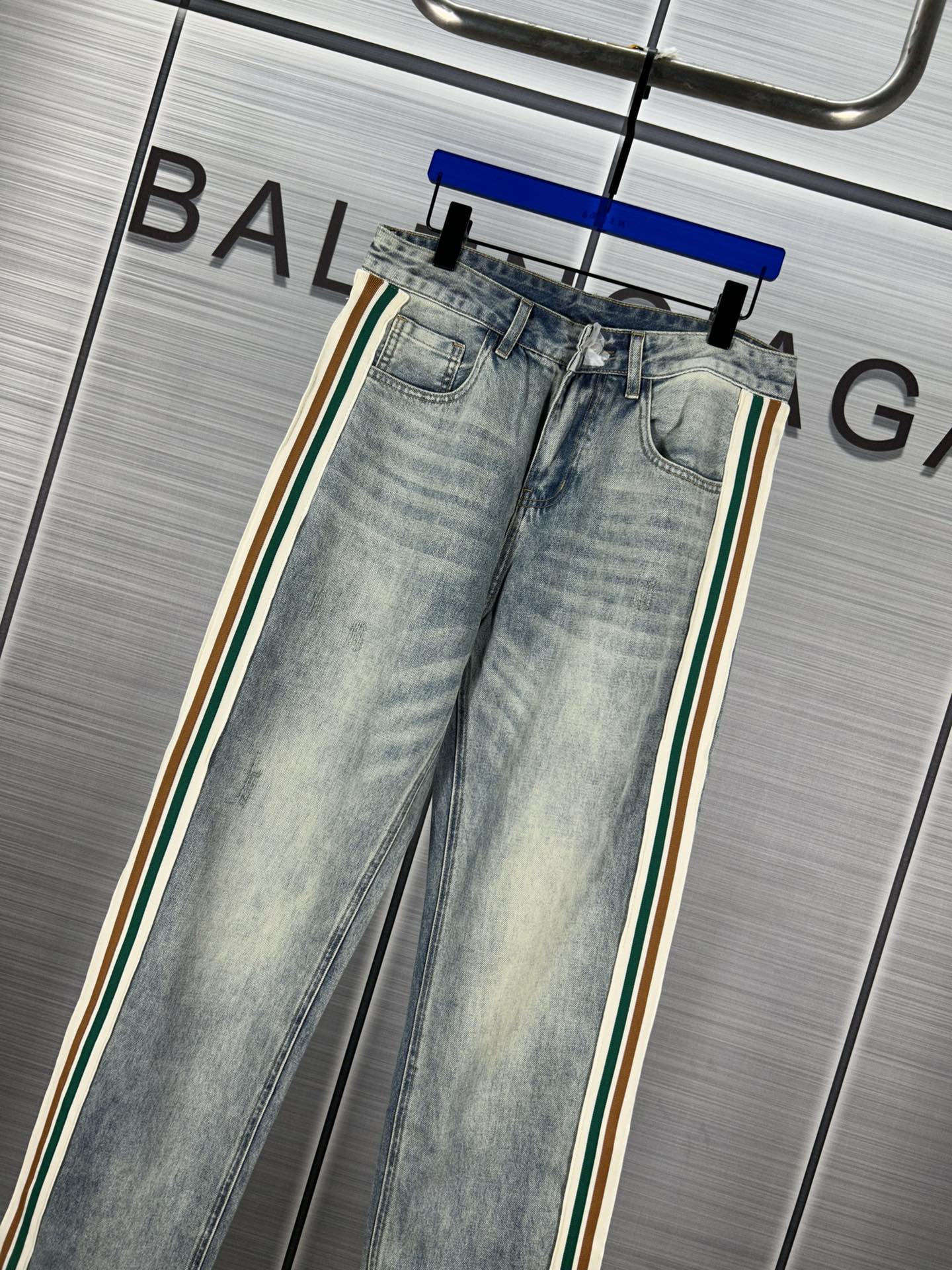 2024 Fall Fashion: Gucchi Jeans with Unique Water-Washed Design - 图片 3