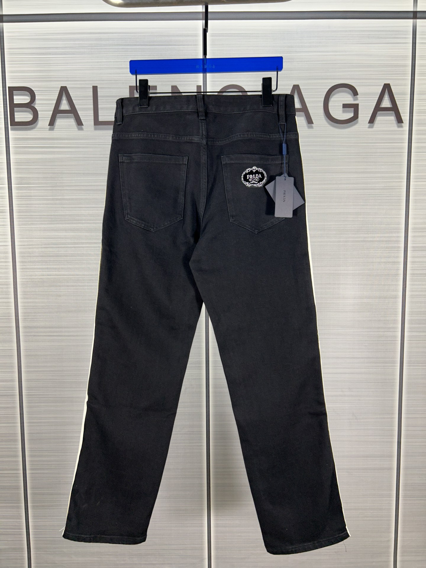 New Prada Jeans Collection 2024: Water-Washed, Custom Buttons, High Street Style - 图片 2