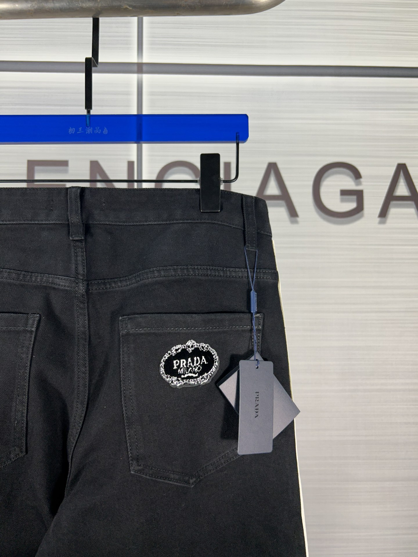 New Prada Jeans Collection 2024: Water-Washed, Custom Buttons, High Street Style - 图片 6
