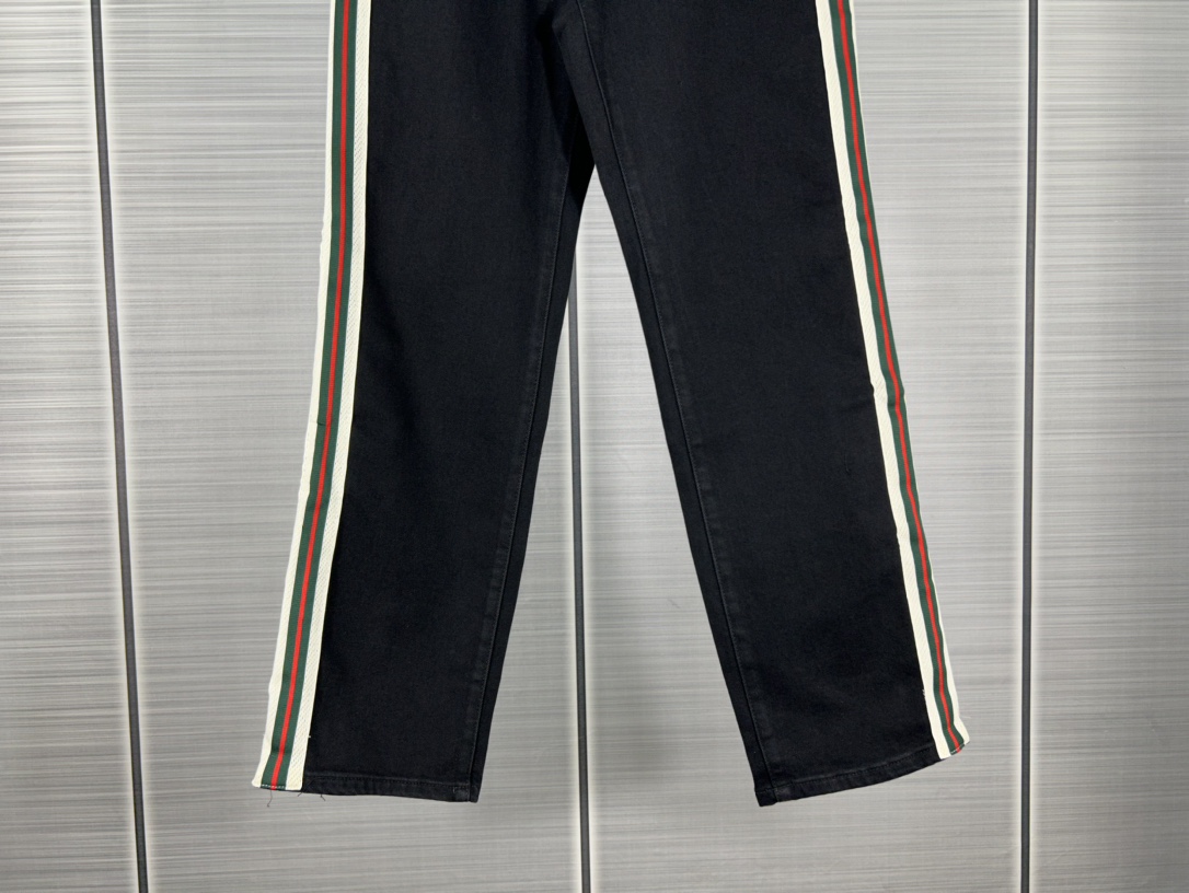 New Prada Jeans Collection 2024: Water-Washed, Custom Buttons, High Street Style - 图片 5