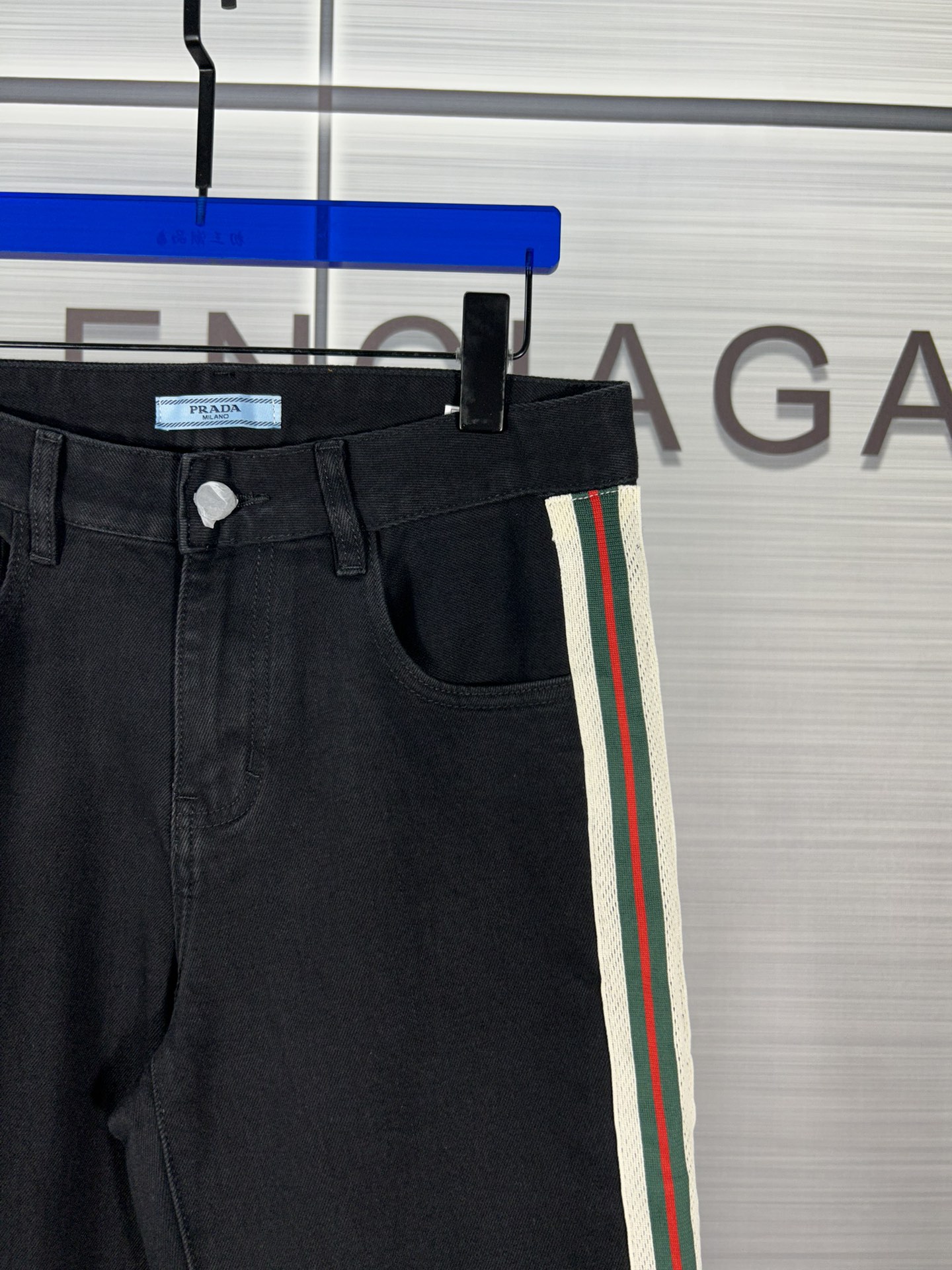 New Prada Jeans Collection 2024: Water-Washed, Custom Buttons, High Street Style - 图片 4