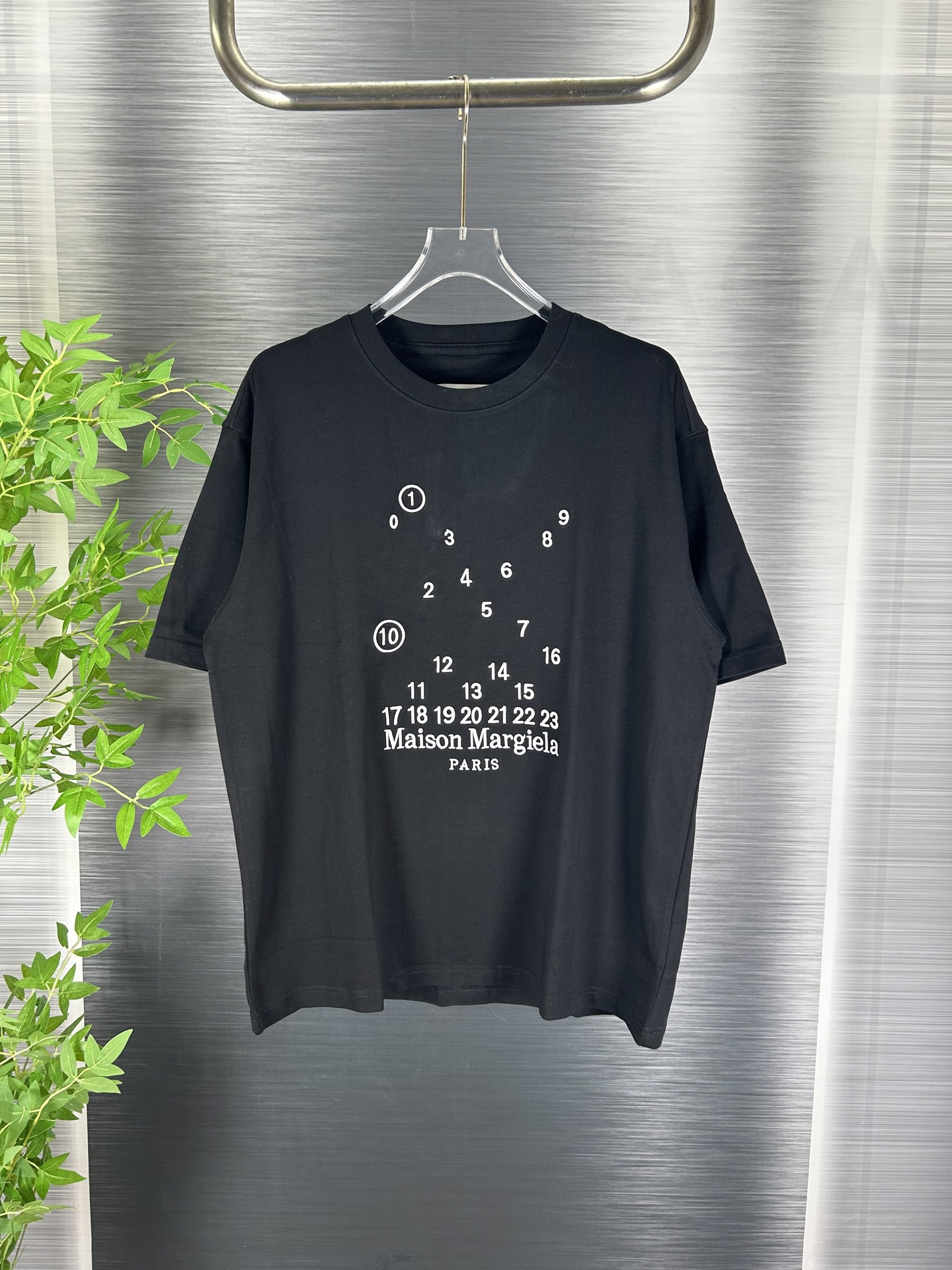 (Versión de alta gama con especificaciones originales) 𝐌𝐚𝐢𝐬𝐨𝐧 𝐌𝐚𝐫𝐠𝐢𝐞𝐥𝐚 Camiseta de manga corta con cuello…