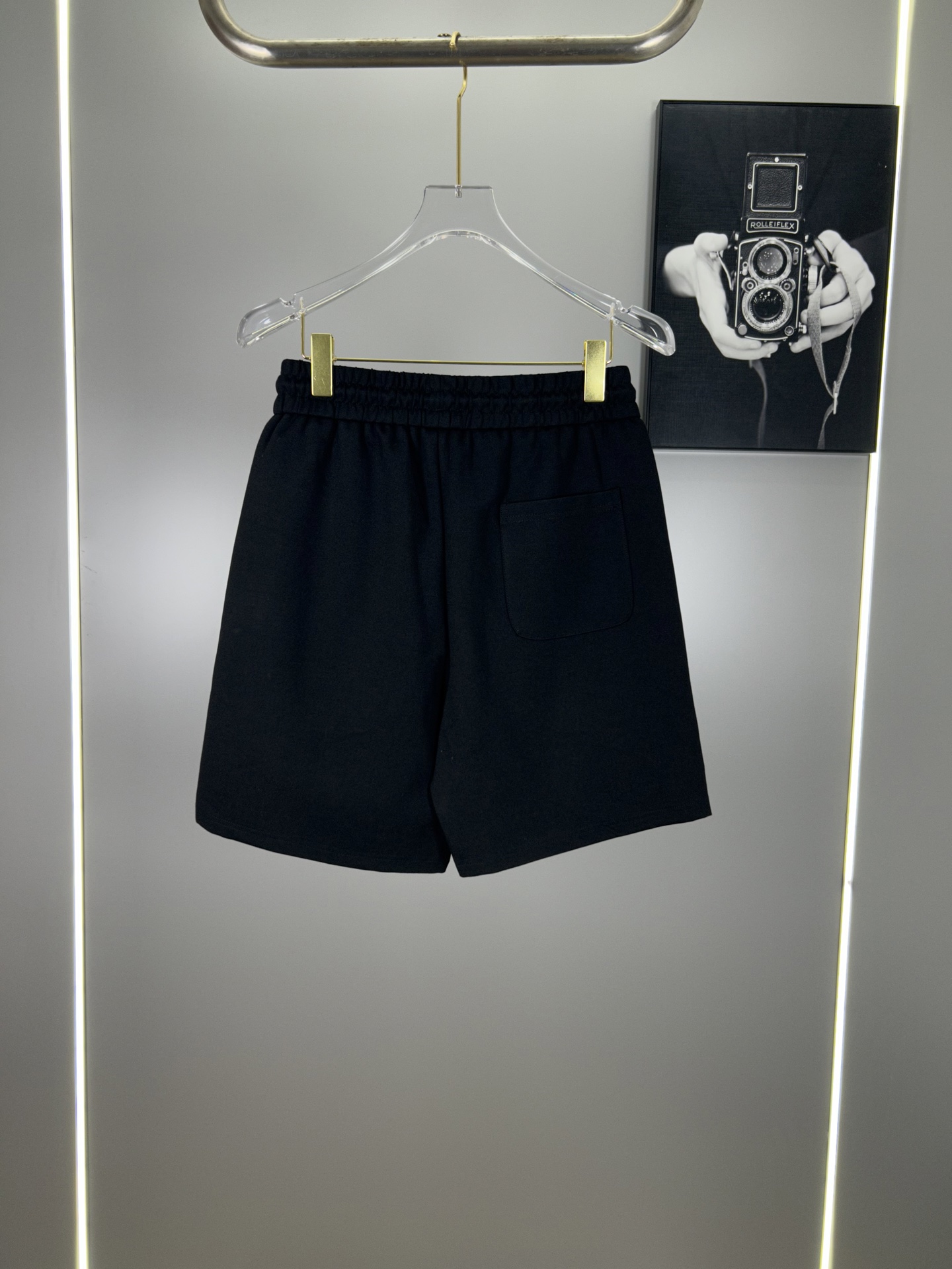 High-End Moncler 2025s Leisure Sports Shorts in 400g Fabric, Modern Classic Urban Style - 图片 2