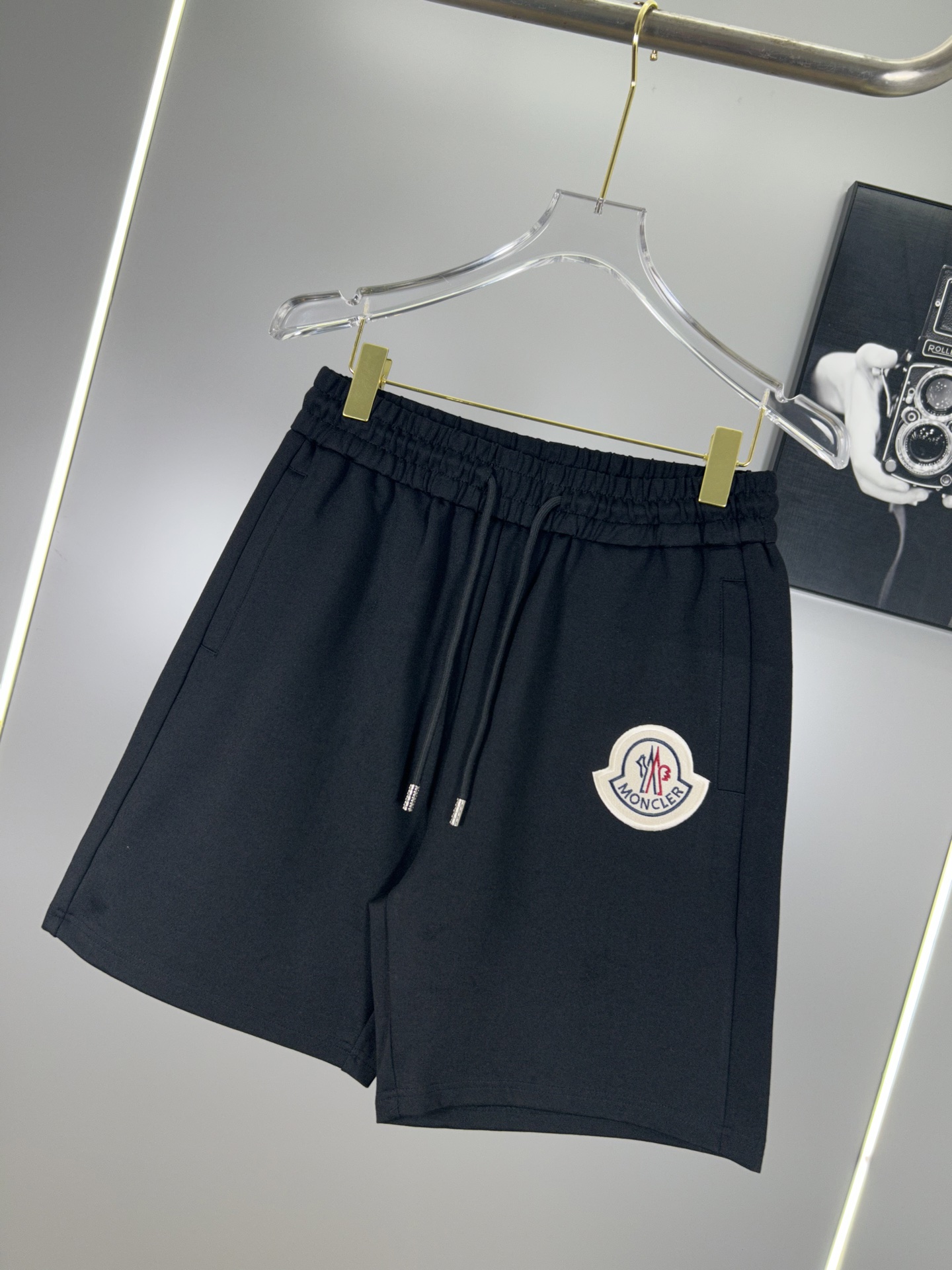 High-End Moncler 2025s Leisure Sports Shorts in 400g Fabric, Modern Classic Urban Style - 图片 3