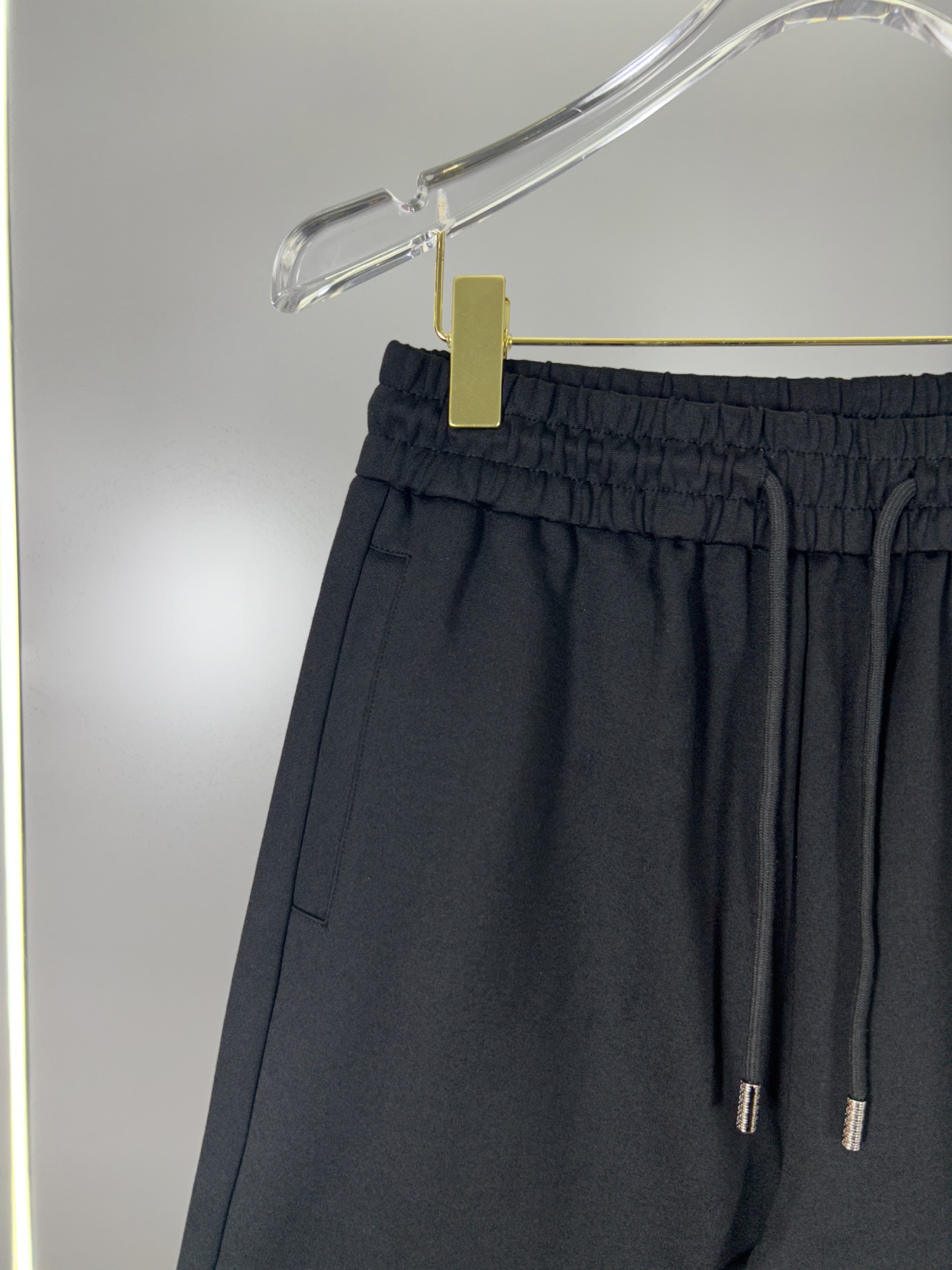 High-End Moncler 2025s Leisure Sports Shorts in 400g Fabric, Modern Classic Urban Style - 图片 5