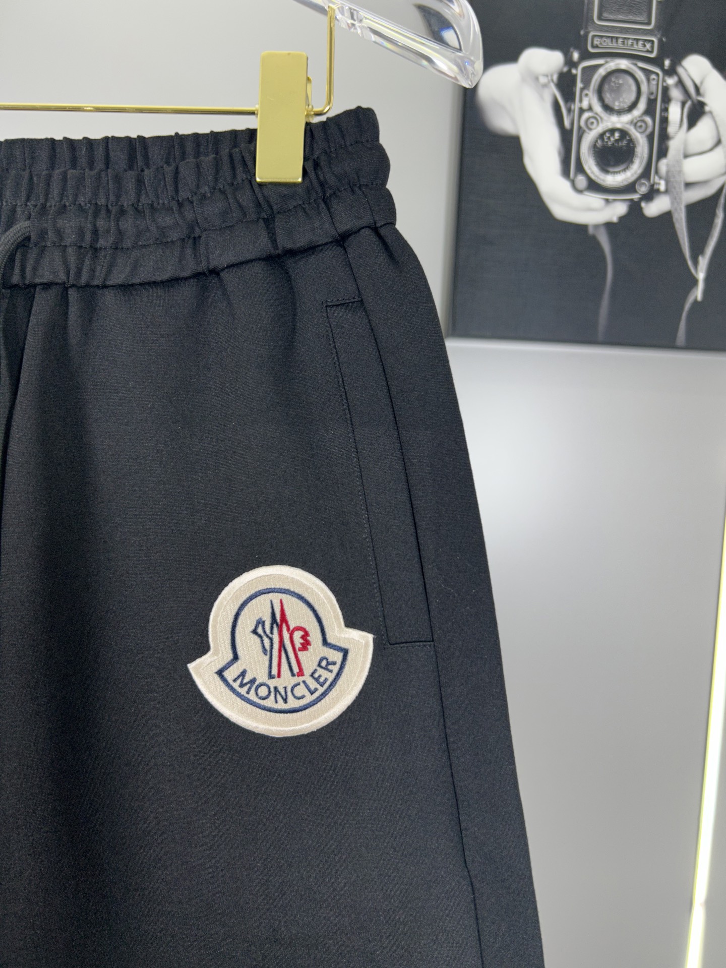 High-End Moncler 2025s Leisure Sports Shorts in 400g Fabric, Modern Classic Urban Style - 图片 4
