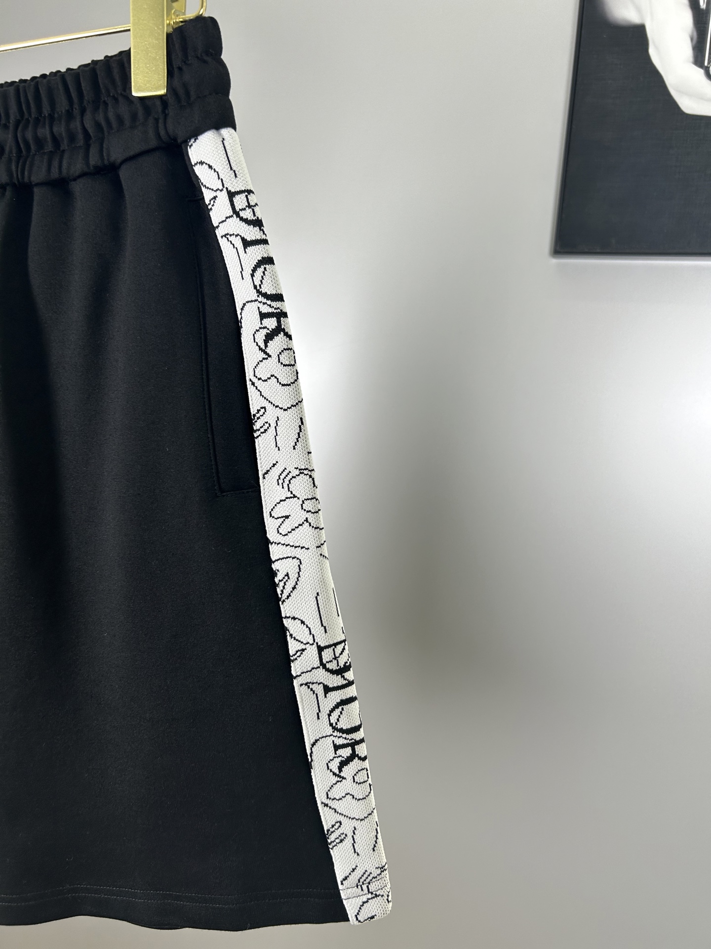 High-End Dior 2025s Leisure Sports Shorts with 400g Fabric, Modern Classic Urban Style - 图片 4