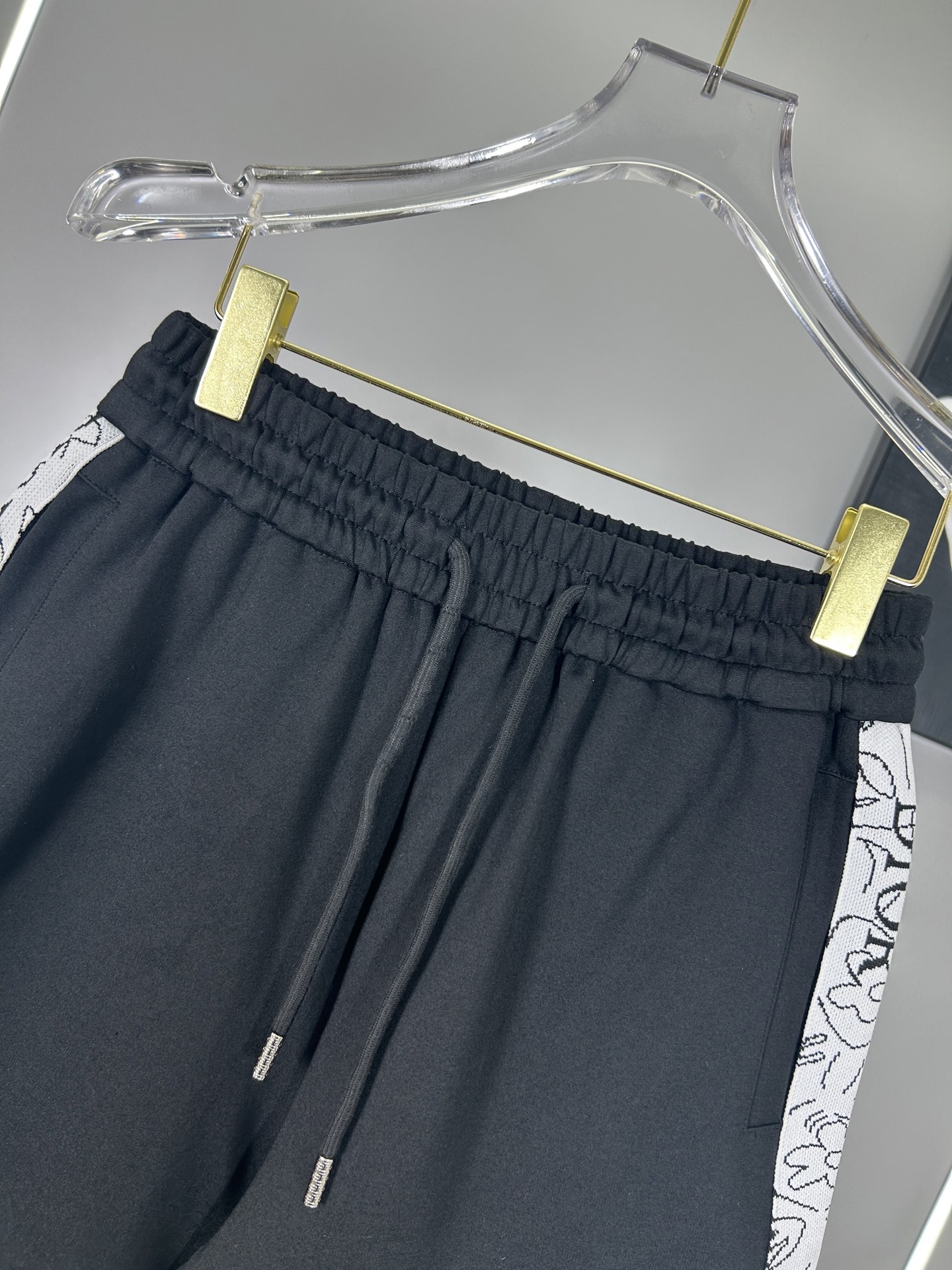 High-End Dior 2025s Leisure Sports Shorts with 400g Fabric, Modern Classic Urban Style - 图片 5