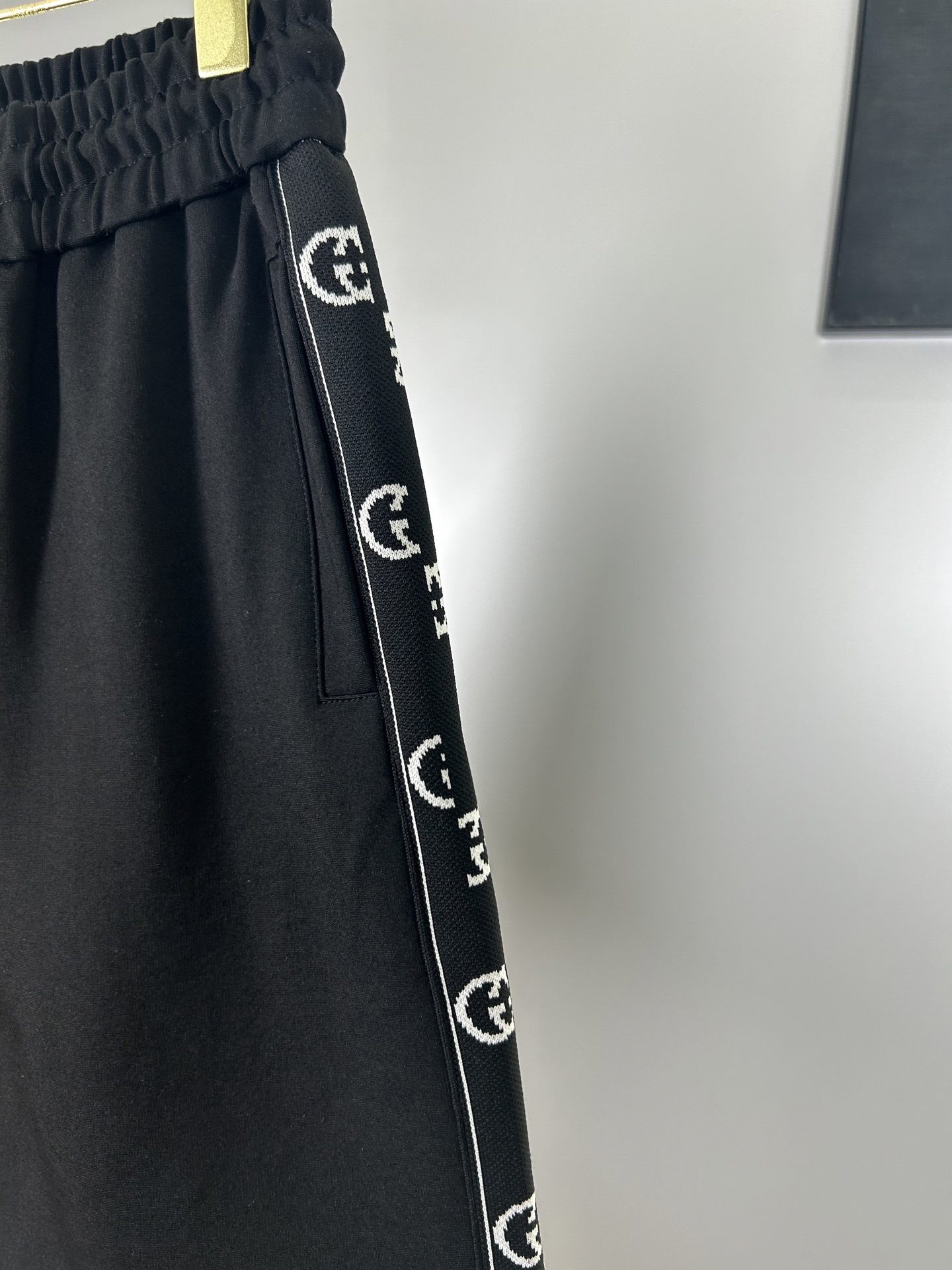 High-End Gucchi 2025s Leisure Sports Shorts with 400g Fabric – Modern Classic Urban Style - 图片 4