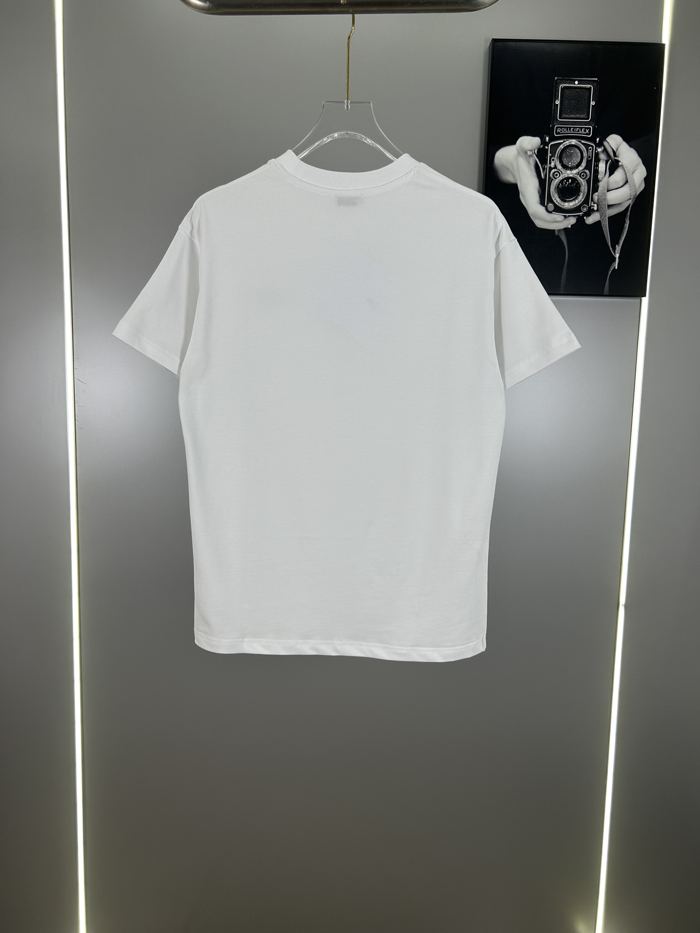 High-End Unisex Celine Globo Embroidered T-Shirt with Custom Fabrics and Cosmopolitan Style - 图片 2