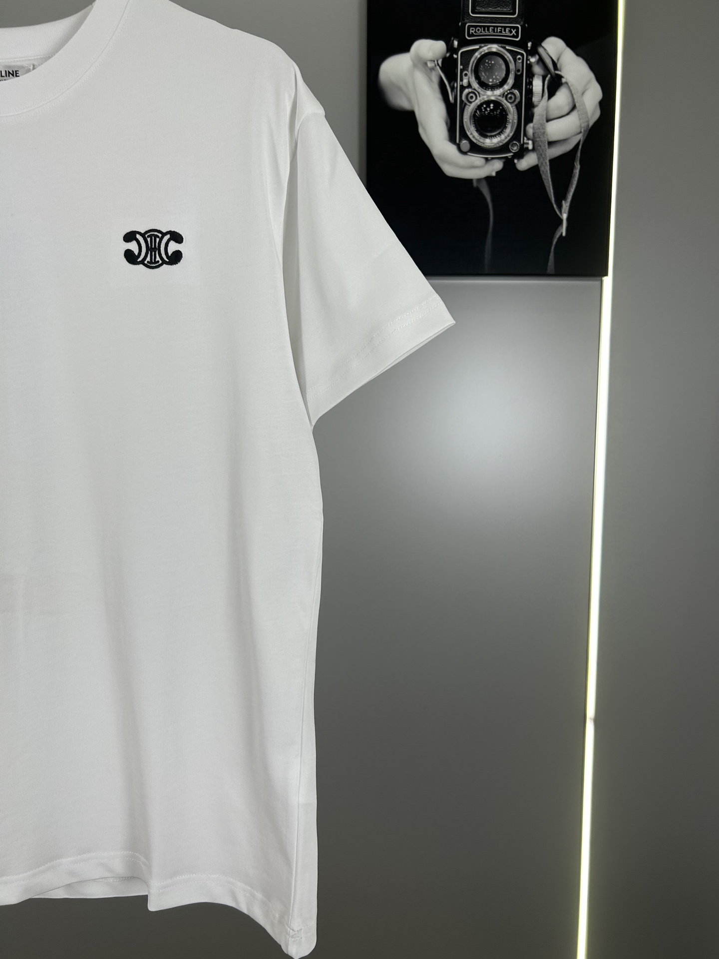 High-End Unisex Celine Globo Embroidered T-Shirt with Custom Fabrics and Cosmopolitan Style - 图片 5