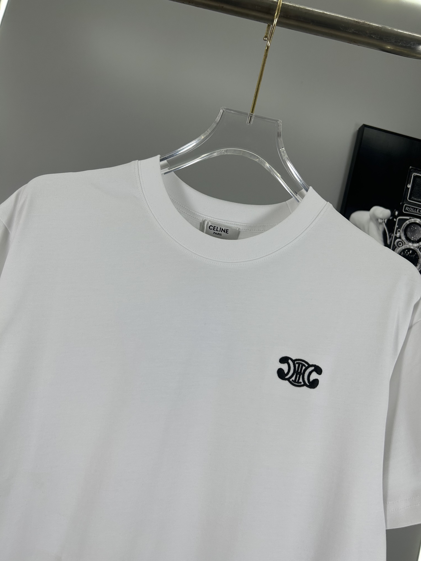 High-End Unisex Celine Globo Embroidered T-Shirt with Custom Fabrics and Cosmopolitan Style - 图片 6