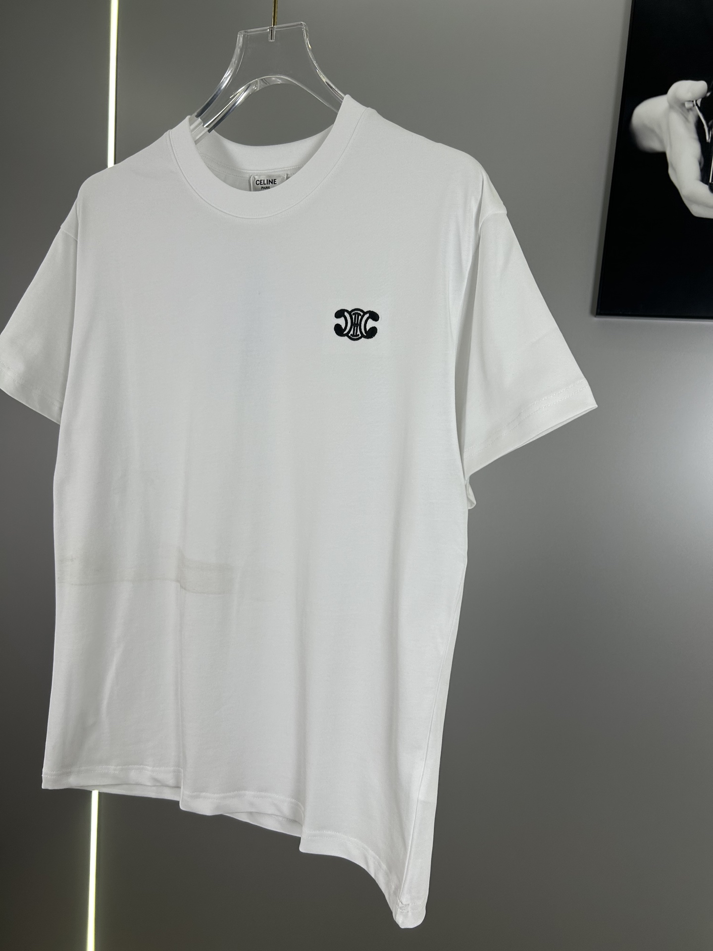High-End Unisex Celine Globo Embroidered T-Shirt with Custom Fabrics and Cosmopolitan Style - 图片 4