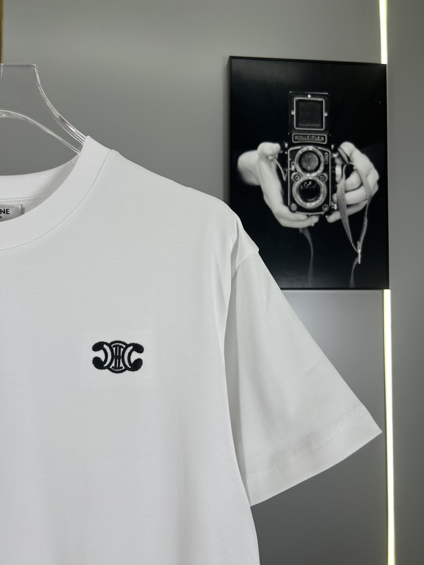 High-End Unisex Celine Globo Embroidered T-Shirt with Custom Fabrics and Cosmopolitan Style - 图片 7