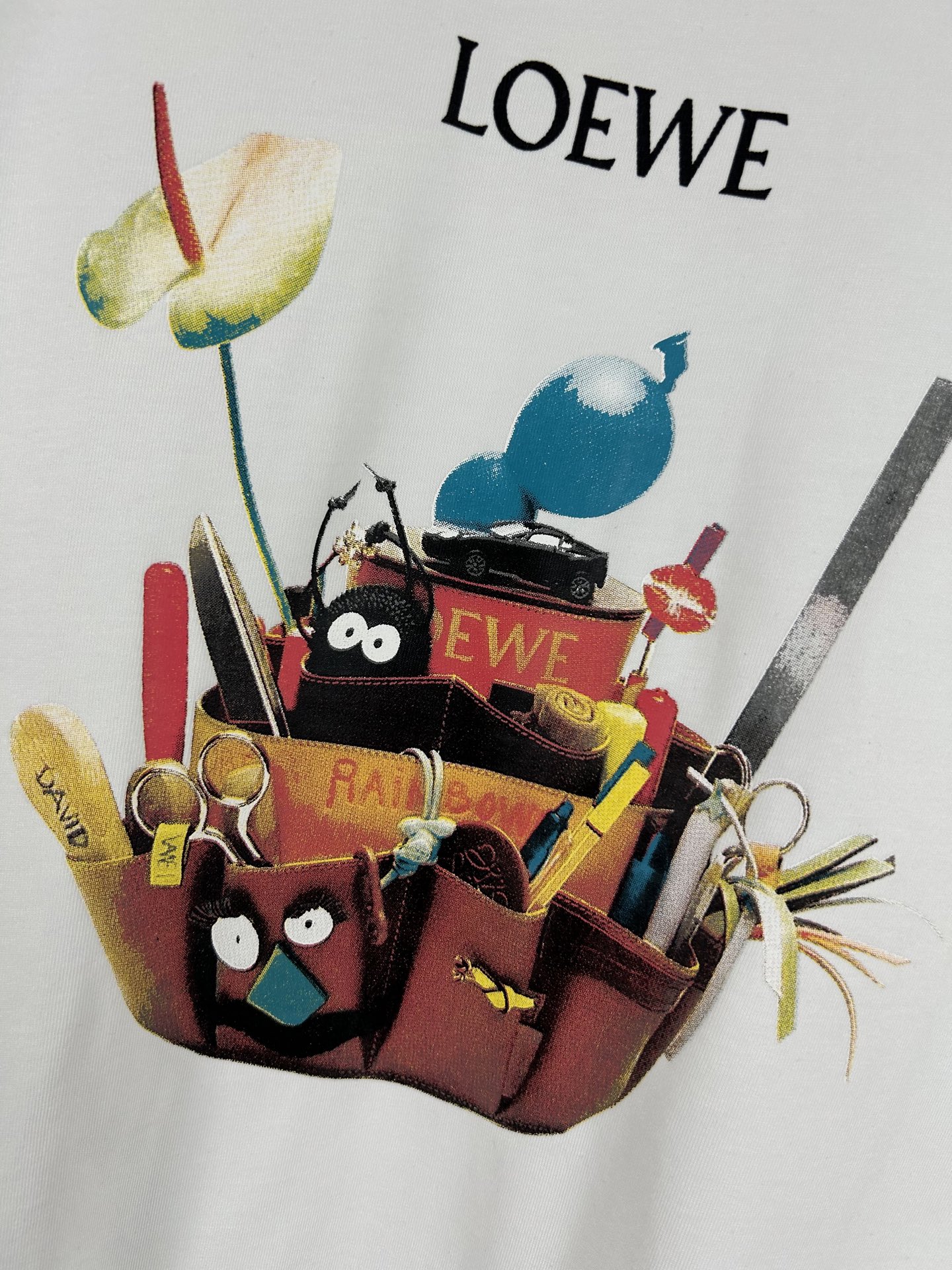 High-end Unisex Loywe T-shirts with Custom Fabrics and Cosmopolitan Style - 图片 4