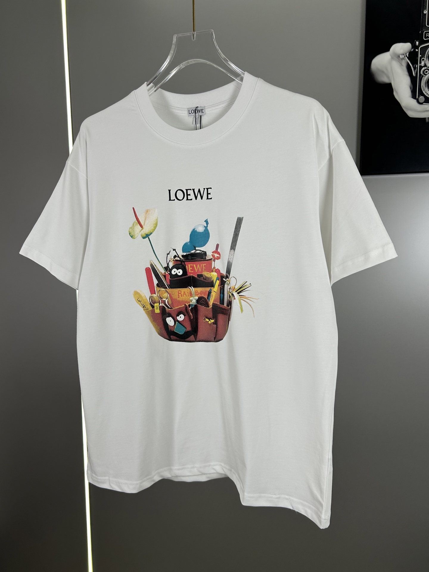 High-end Unisex Loywe T-shirts with Custom Fabrics and Cosmopolitan Style - 图片 6