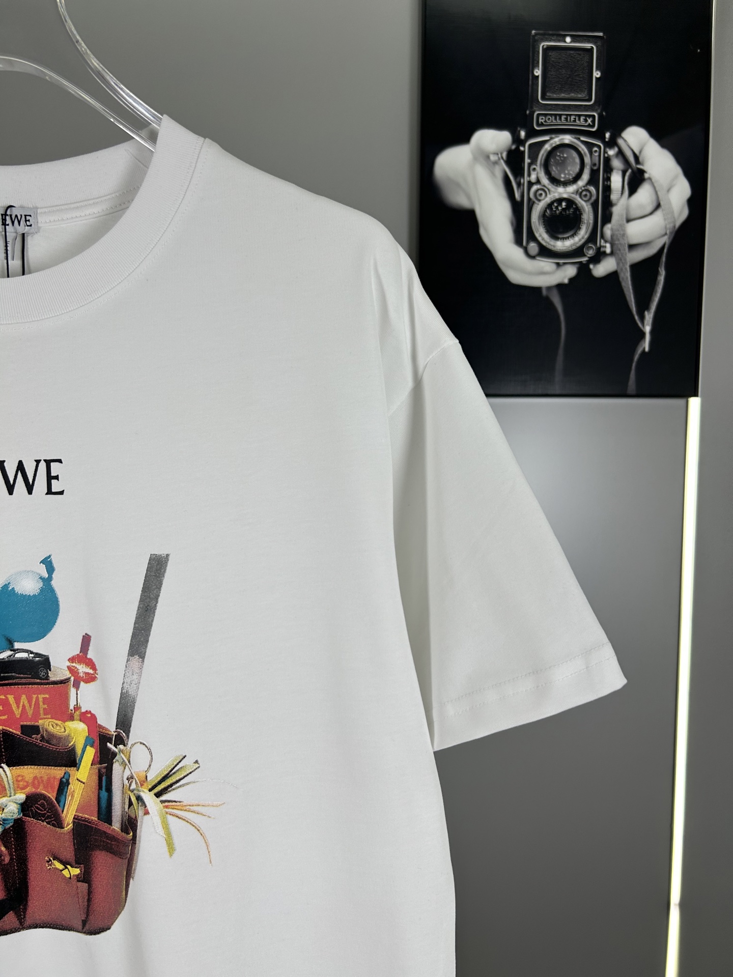 High-end Unisex Loywe T-shirts with Custom Fabrics and Cosmopolitan Style - 图片 7