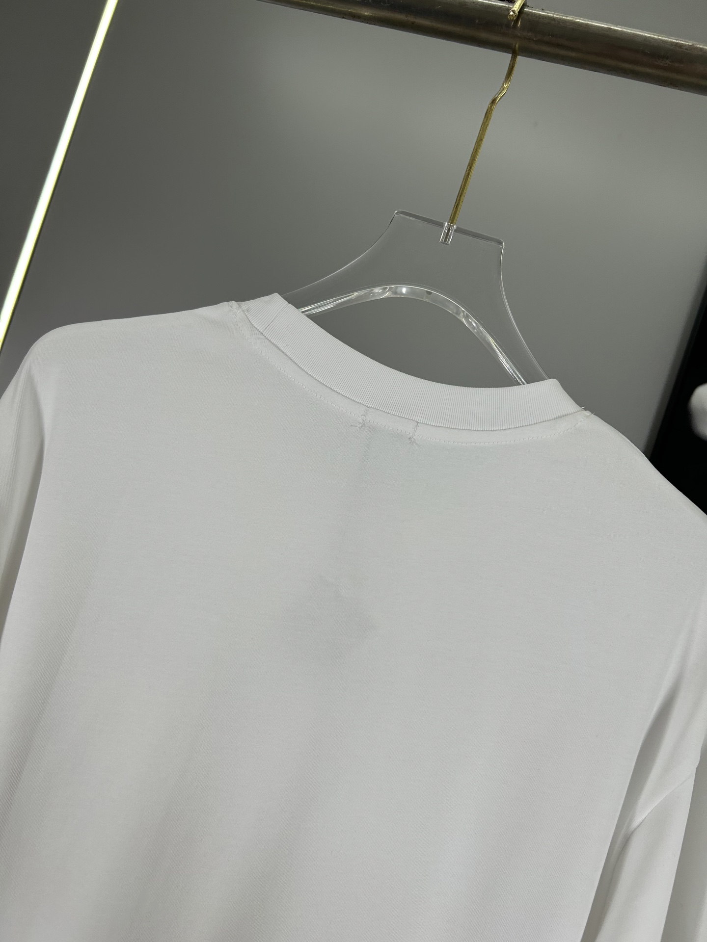 High-end Unisex Loywe T-shirts with Custom Fabrics and Cosmopolitan Style - 图片 8