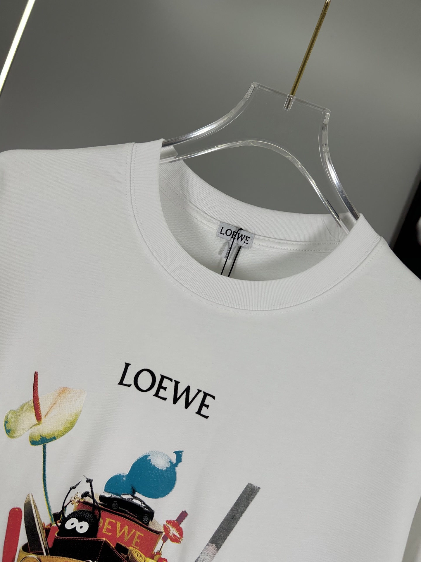 High-end Unisex Loywe T-shirts with Custom Fabrics and Cosmopolitan Style - 图片 9
