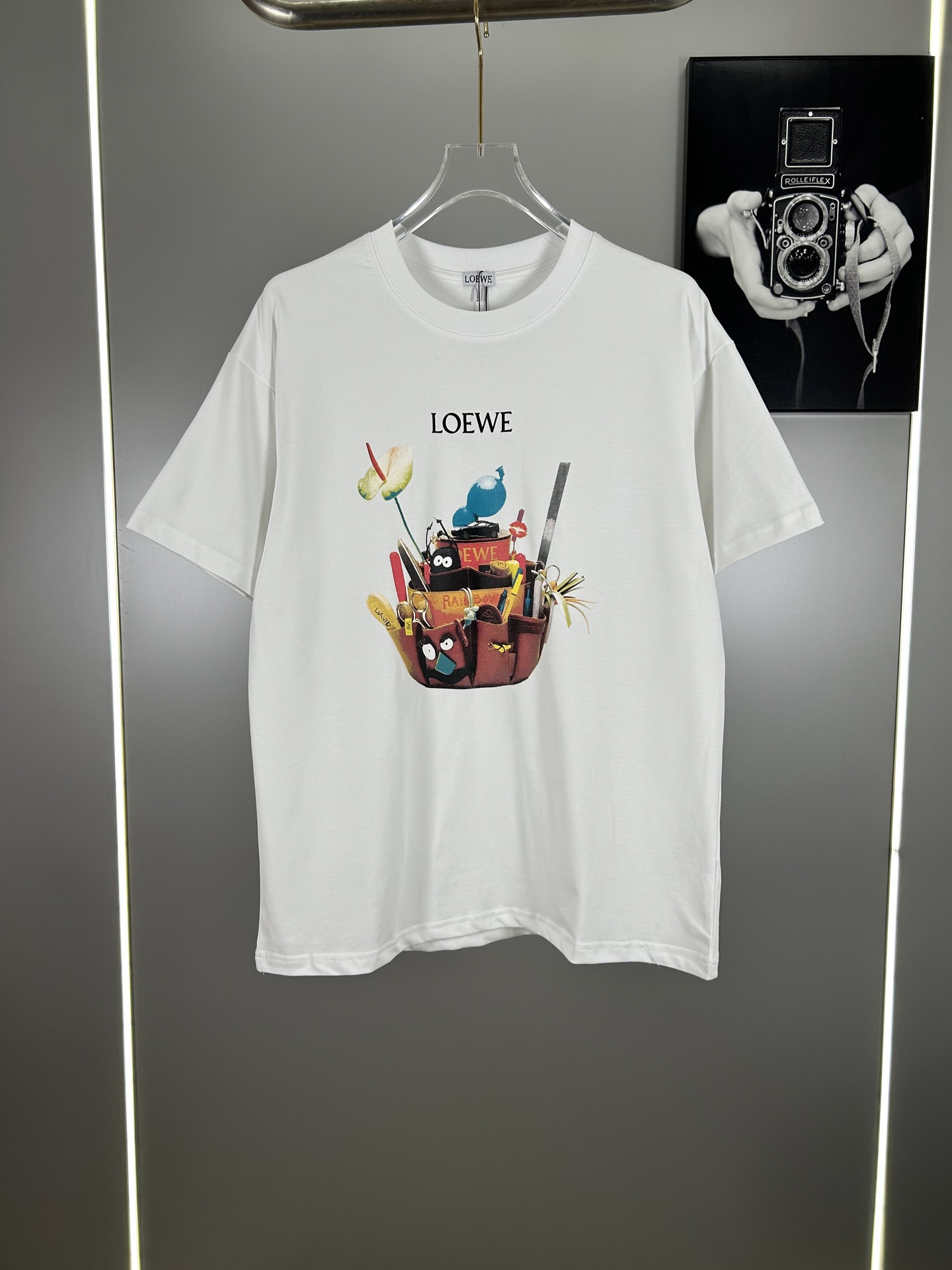 High-end Unisex Loywe T-shirts with Custom Fabrics and Cosmopolitan Style - 图片 1