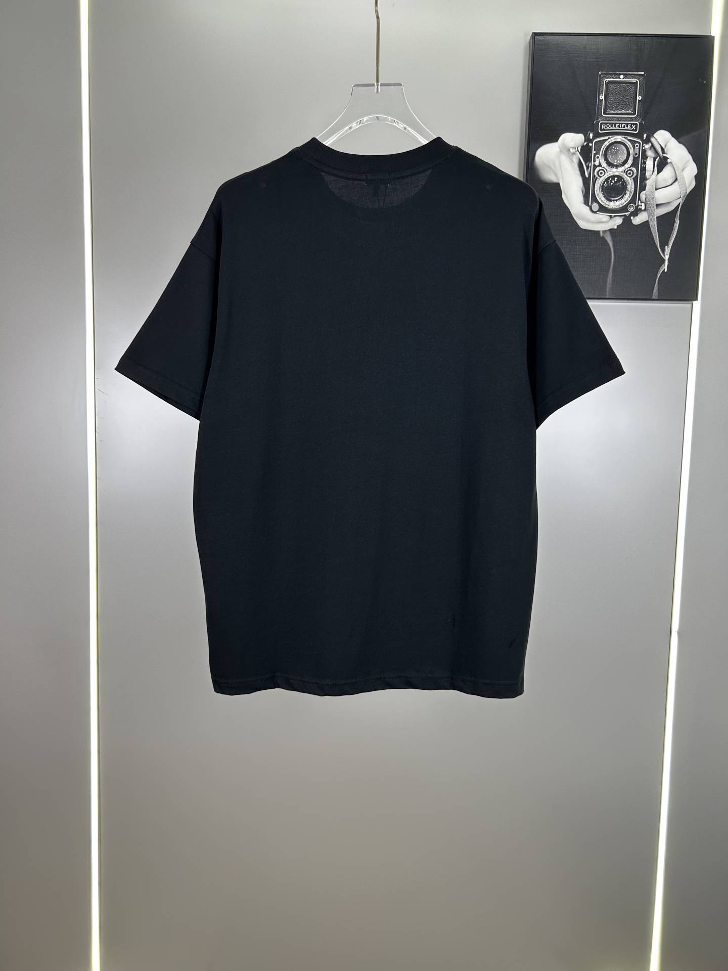 High-End Embroidered Logo T-Shirts with Custom Fabrics and Cosmopolitan Style - 图片 2