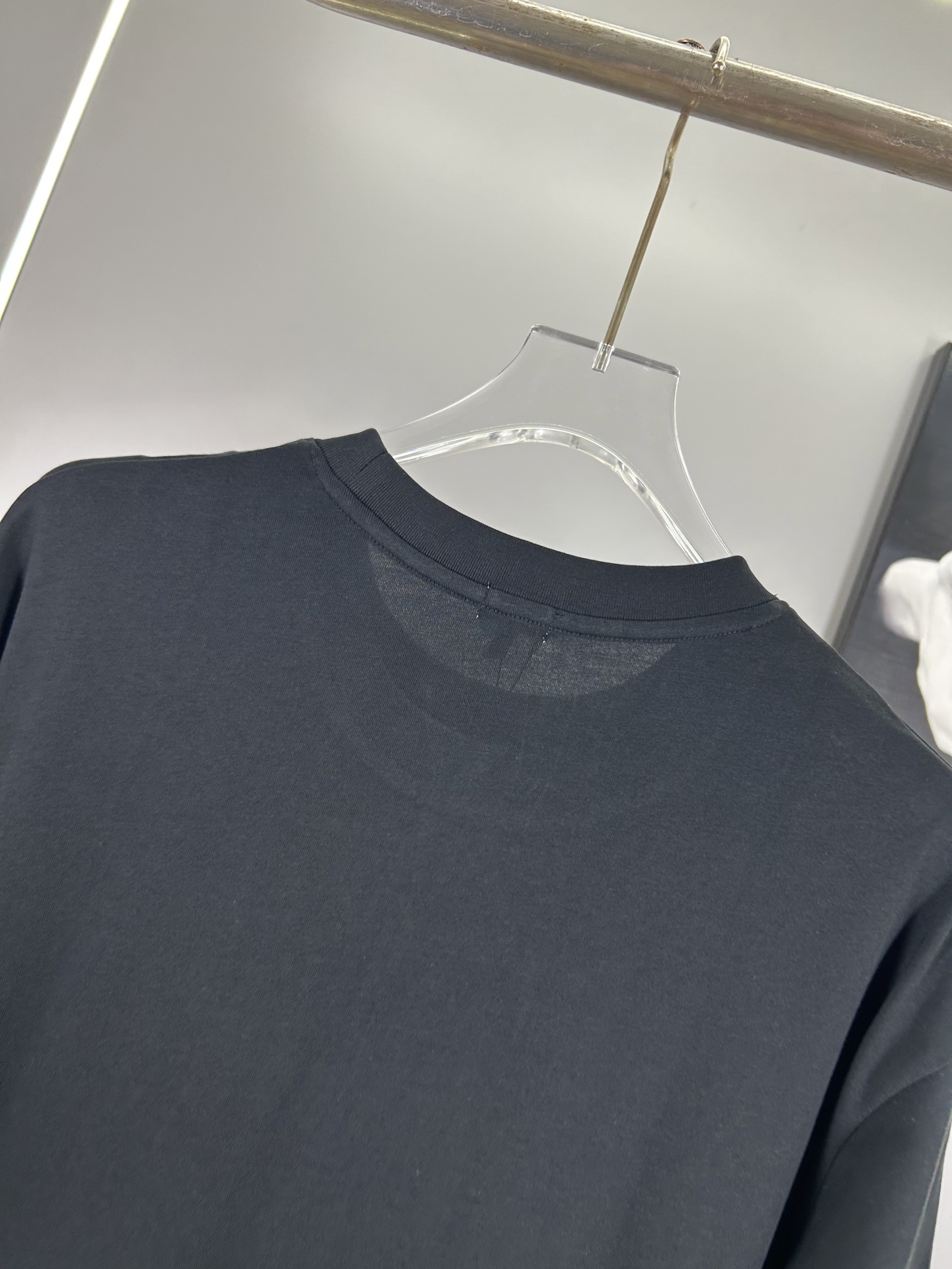 High-End Embroidered Logo T-Shirts with Custom Fabrics and Cosmopolitan Style - 图片 6