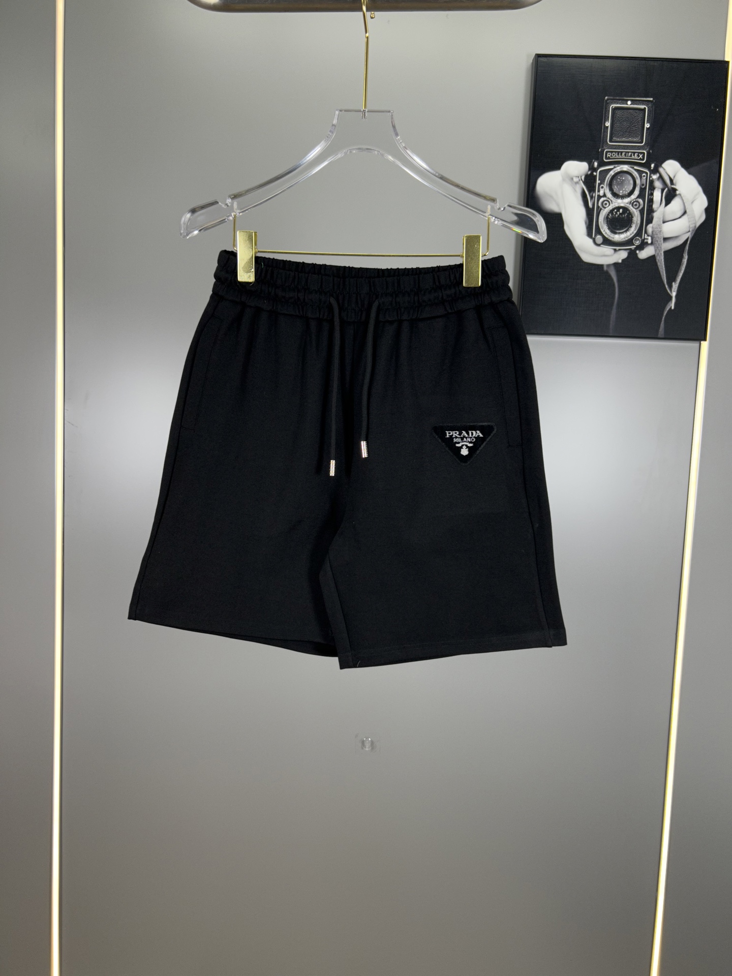 P115 (versión de especificación original de gama alta) Prada PRADA 2025ss productos del canal comercial. Los pantalones…