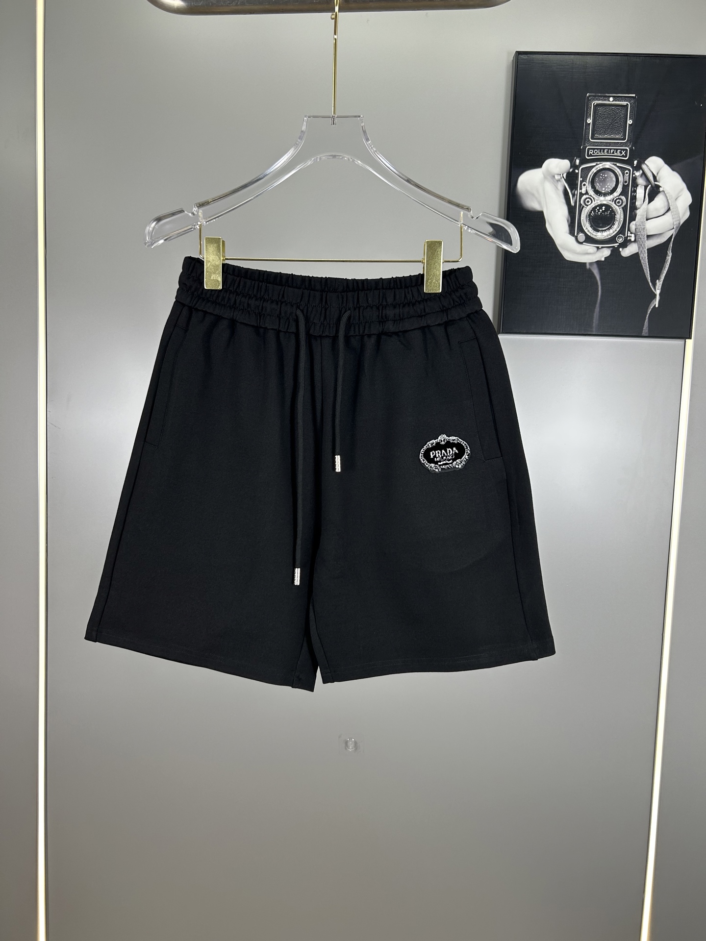 P115 (Versión de especificación original de alta gama) PRADA Mercancías del canal comercial Simple 2025ss. Pantalón cor…