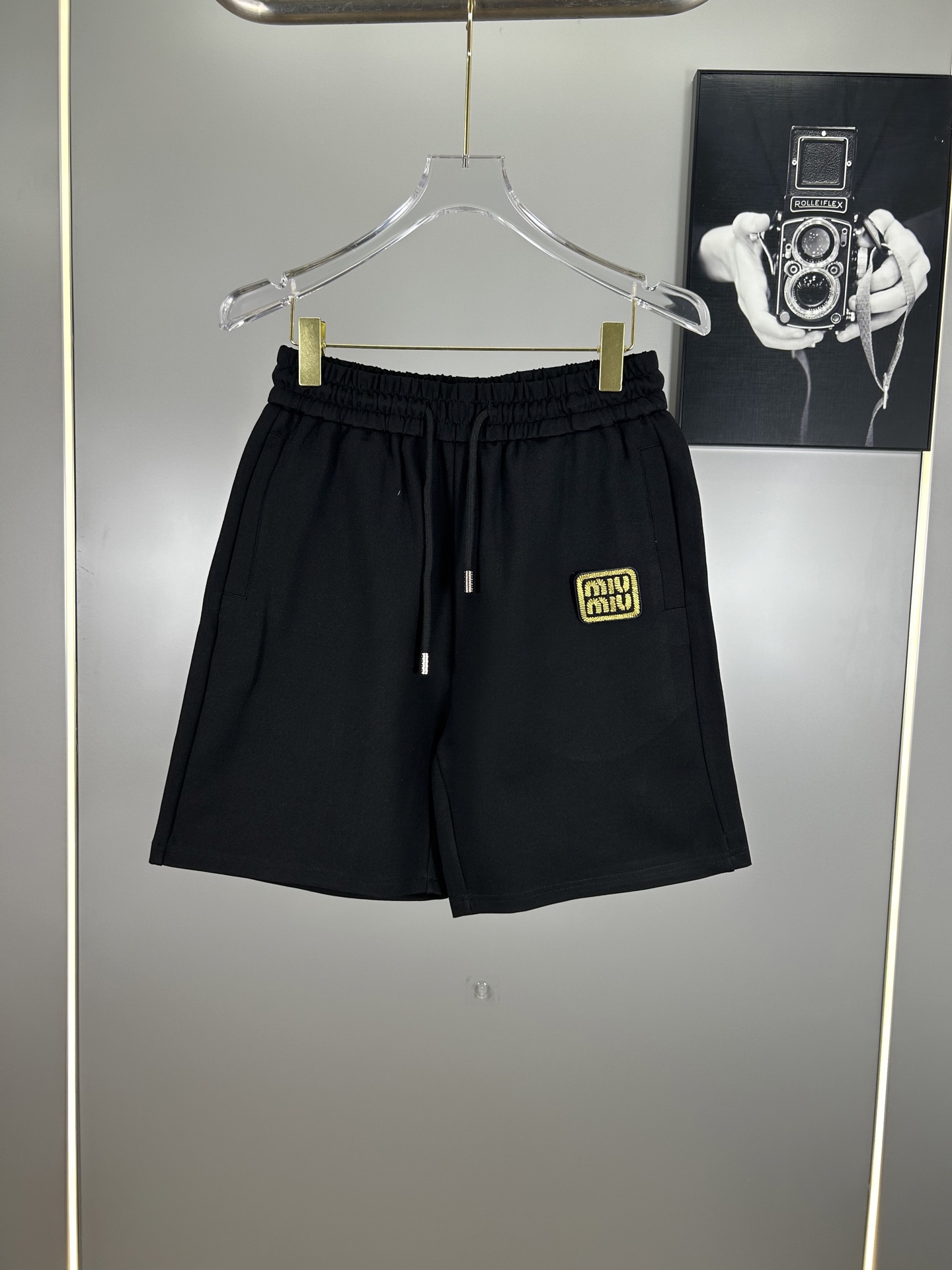 P115 （高端原版规格版本） 谬谬 miumiu简约2025ss贸易渠道货品.织带休闲运动短裤 无从释怀的经典款,休闲时尚感略带锋利.精简的比例化裁剪铸就随性百搭. 客供高密400g面料,区别于传统的针织棉质面料,手…