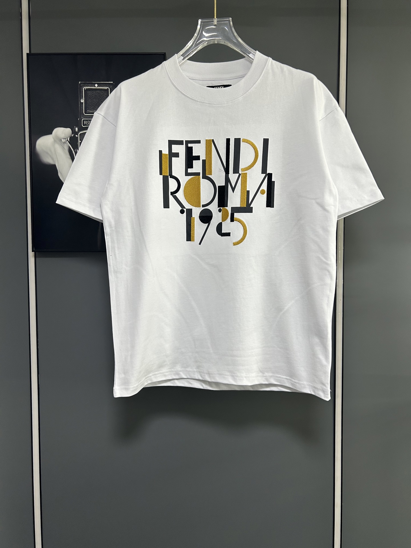 p90 FENDI/Fendi de alta calidad, camiseta de cuello redondo de 320g, clásico de la marca, con letras bordadas y gato, i…