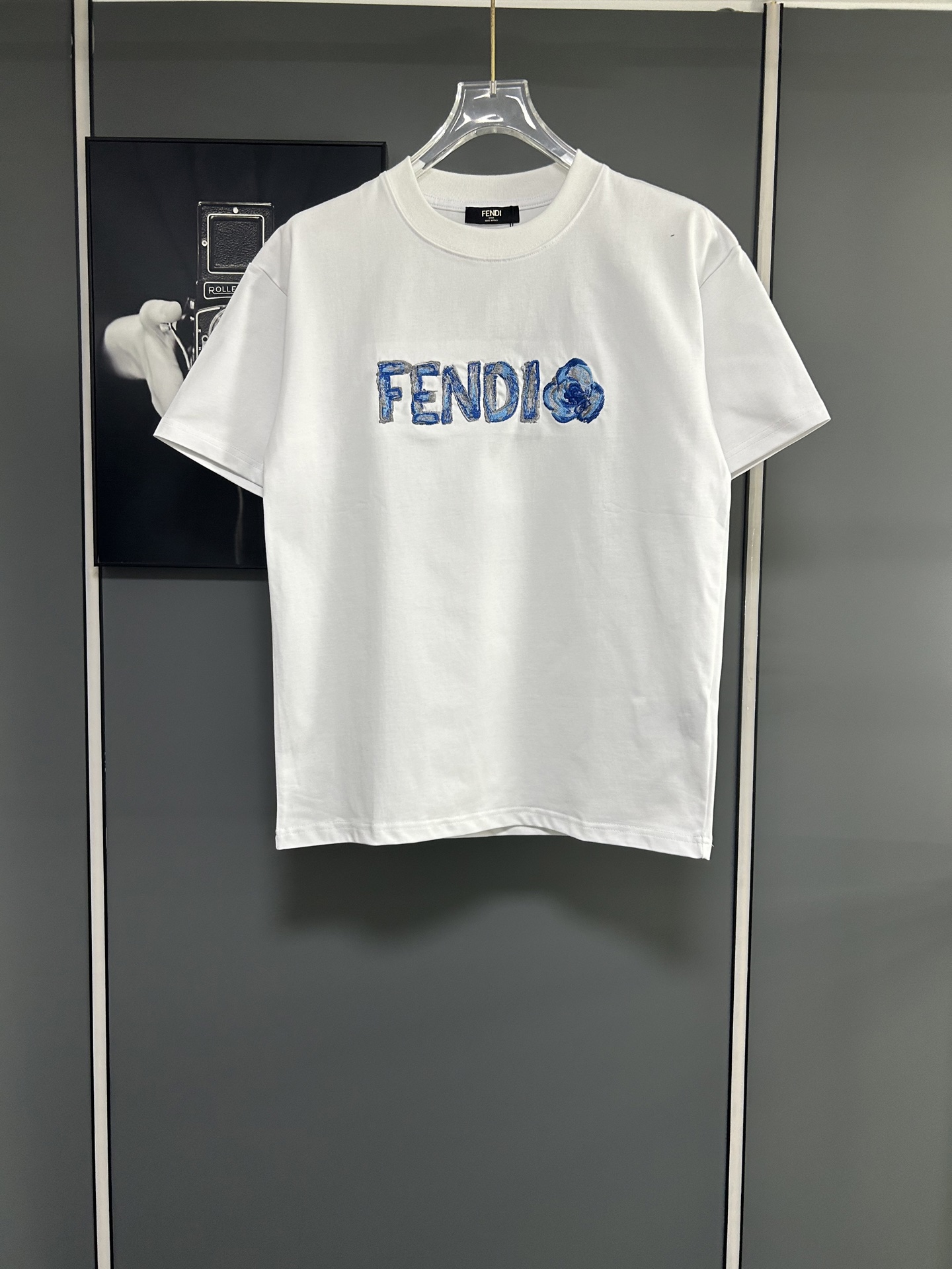 P90 FENDI/Fendi de alta calidad, camiseta de cuello redondo de 320g, clásico de la marca, con bordado de rosa azul y le…