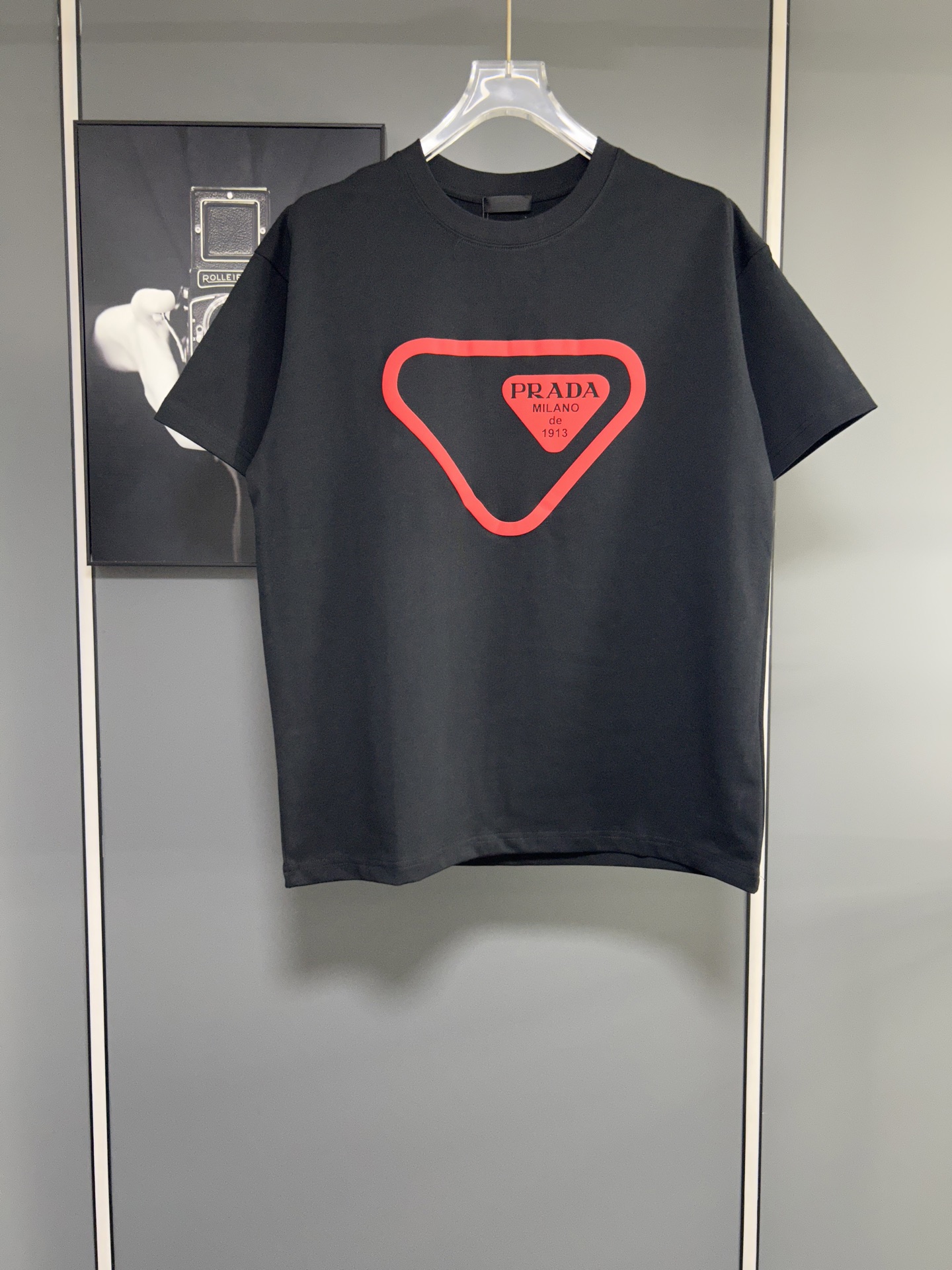 p90 PRADA/Prada Camiseta de manga corta con cuello redondo de 320 g de alta calidad Marca clásica Logotipo de doble tri…
