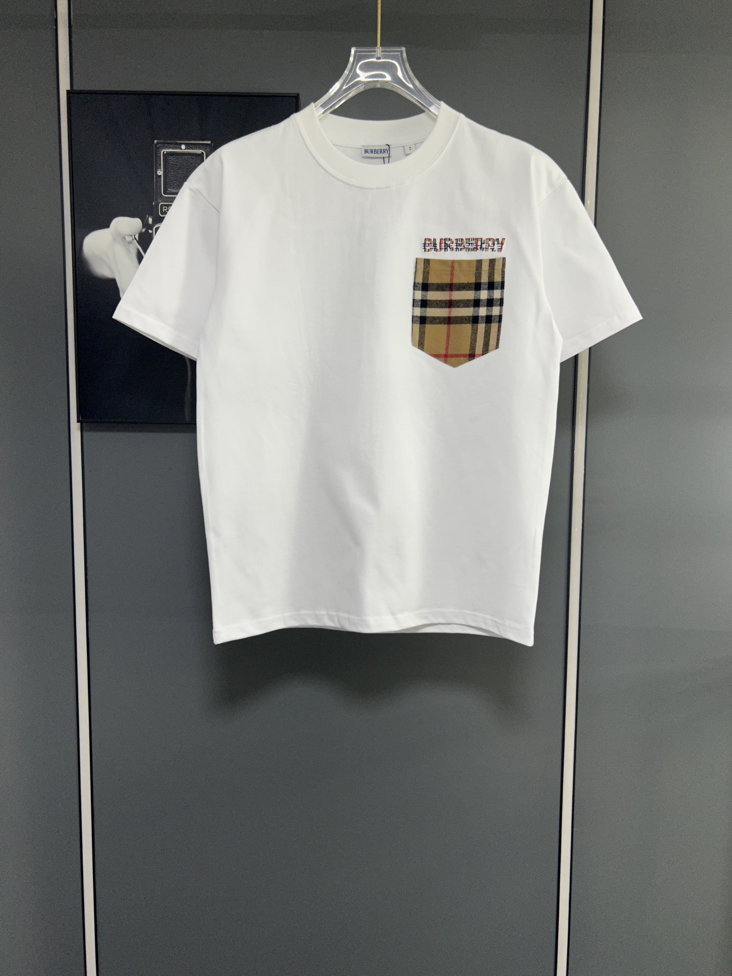 P90 BURBERRY / Burberry Camiseta de manga corta con cuello redondo de 320 g de alta calidad Escudo a cuadros de patchwo…