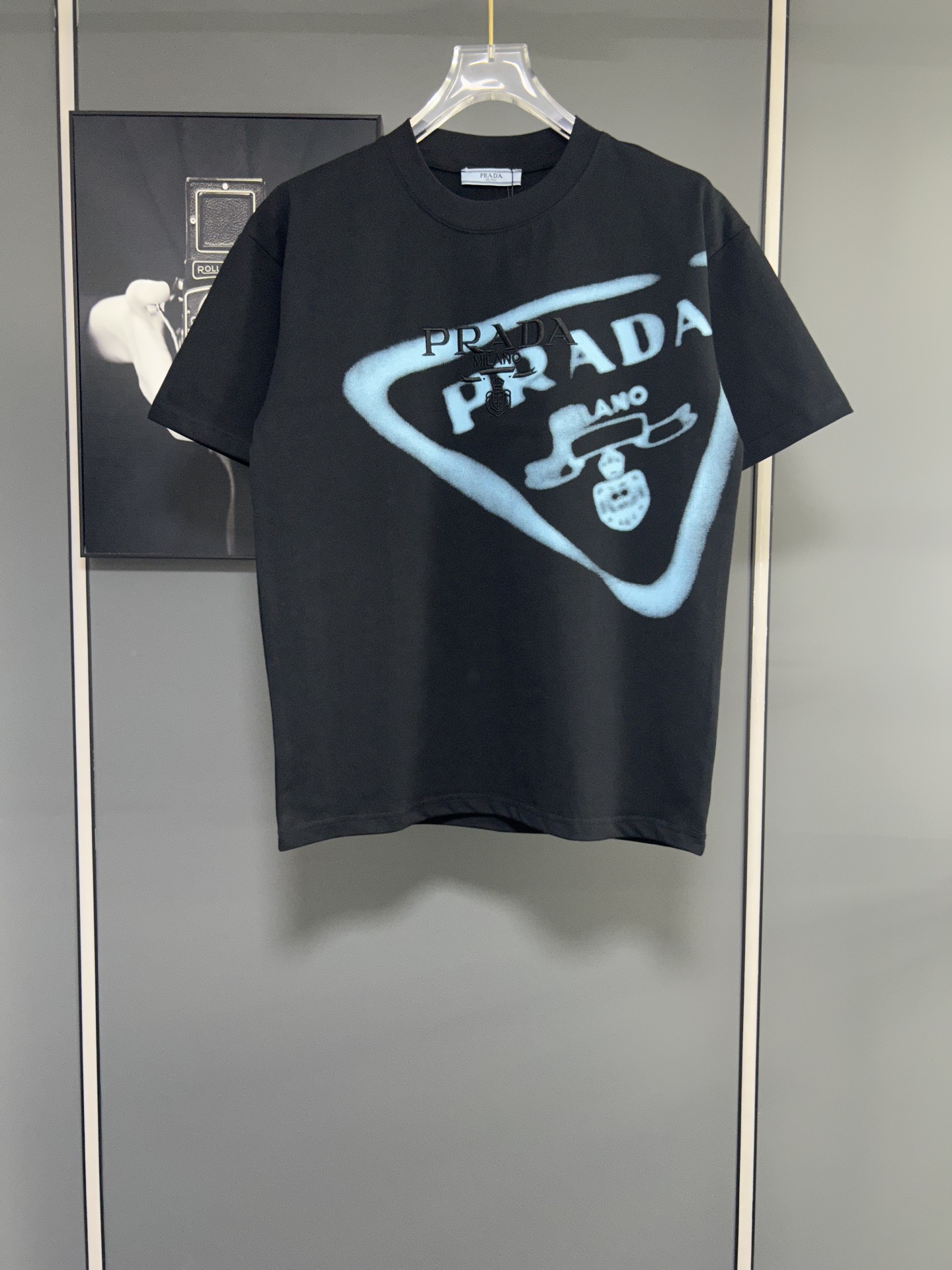 P90 PRADA/Prada Camiseta de manga corta con cuello redondo de 320 g de alta calidad Logotipo de la letra bordada clásic…