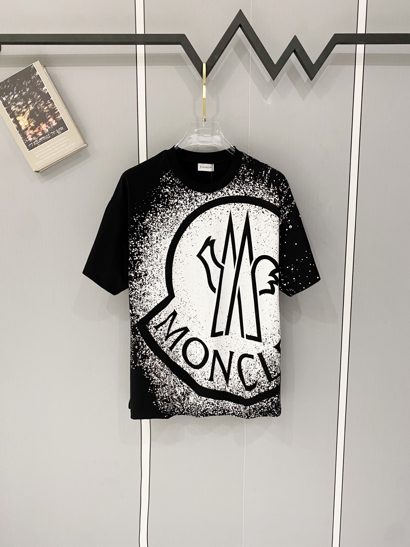 P95 MONCLER/蒙口 高品质320克圆领短袖T恤 品牌经典 手臂章仔拼色LOGO印花字母 男女同款 2026ss早春官方同步 高版本 高品质 时尚个性 百搭潮流 纯原品质 原版面料 吊牌 领标 水洗麦 三标齐全 颜色: 黑色.白色…